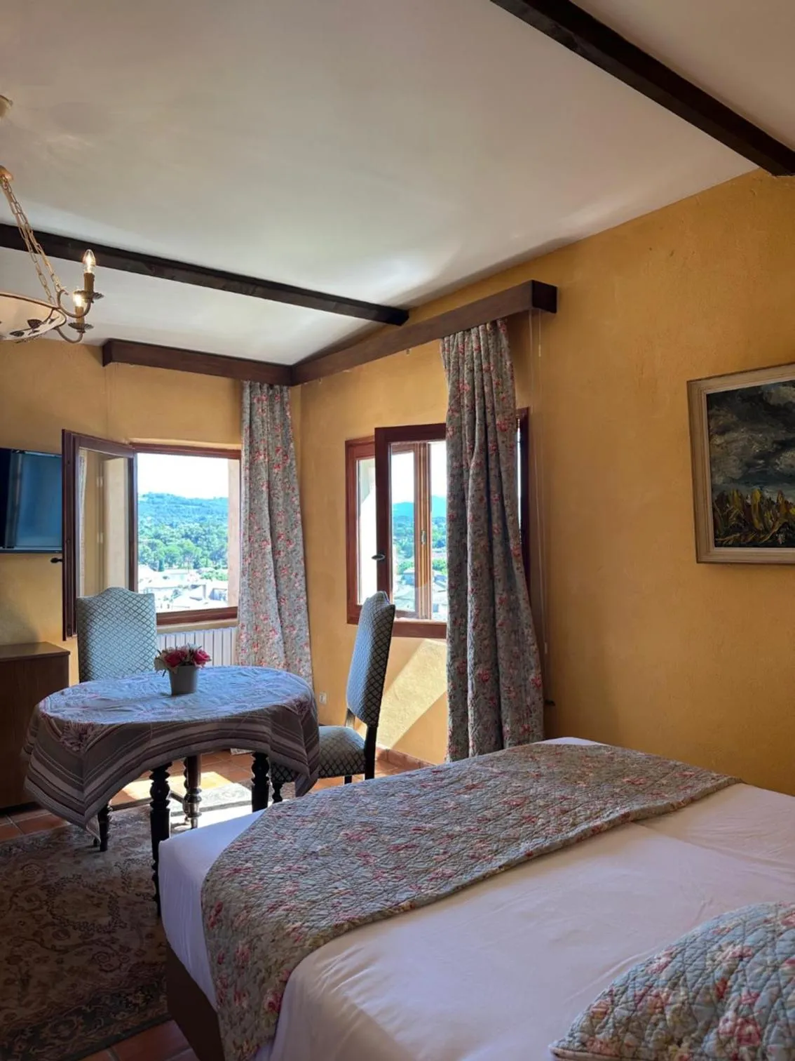 Bed in Hostellerie Le Beffroi