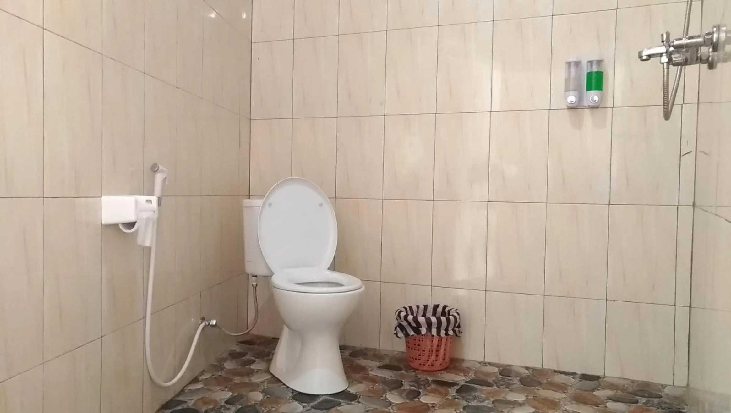 Toilet in Ginanthi Cottage