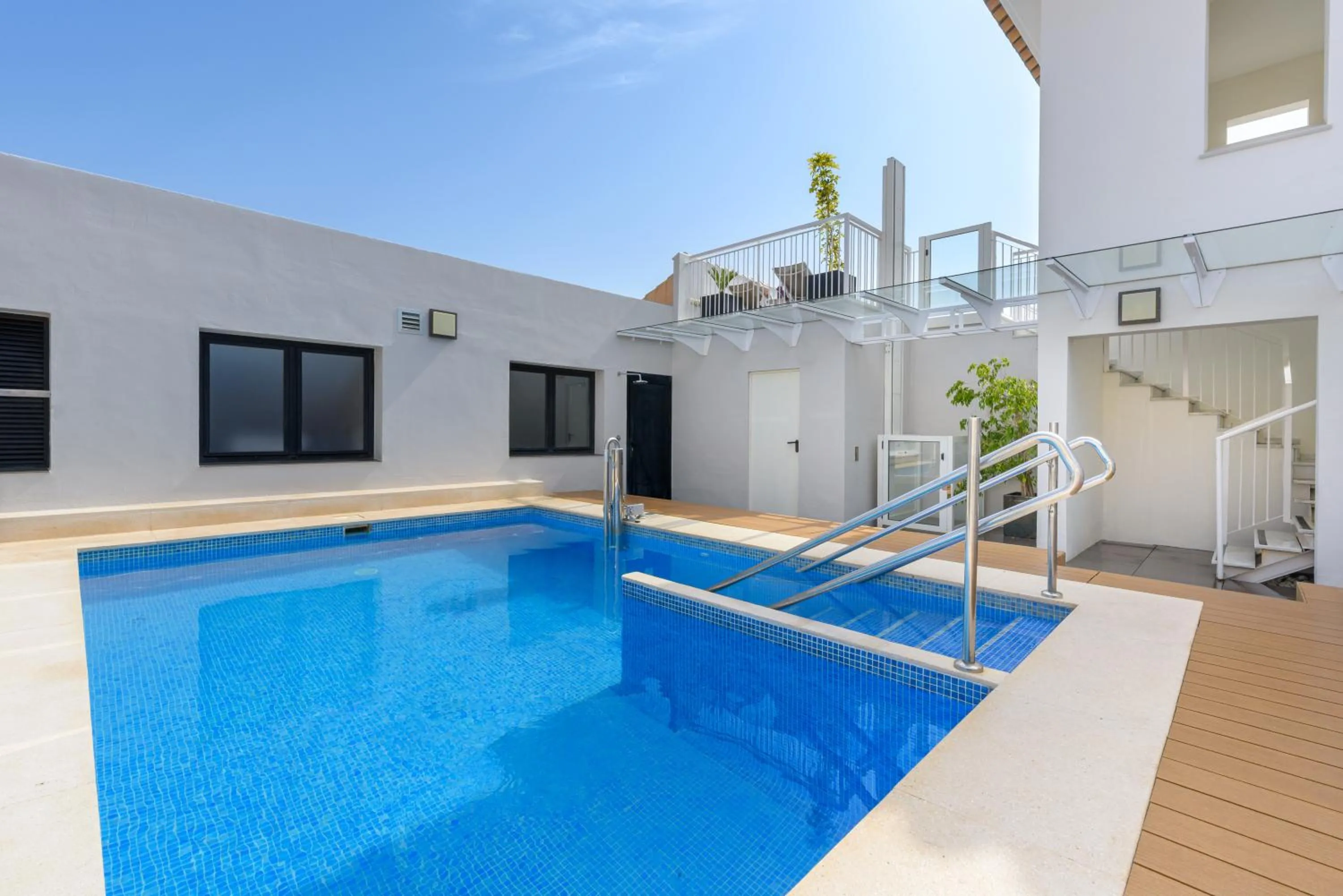 Swimming pool in Exe Málaga Museos