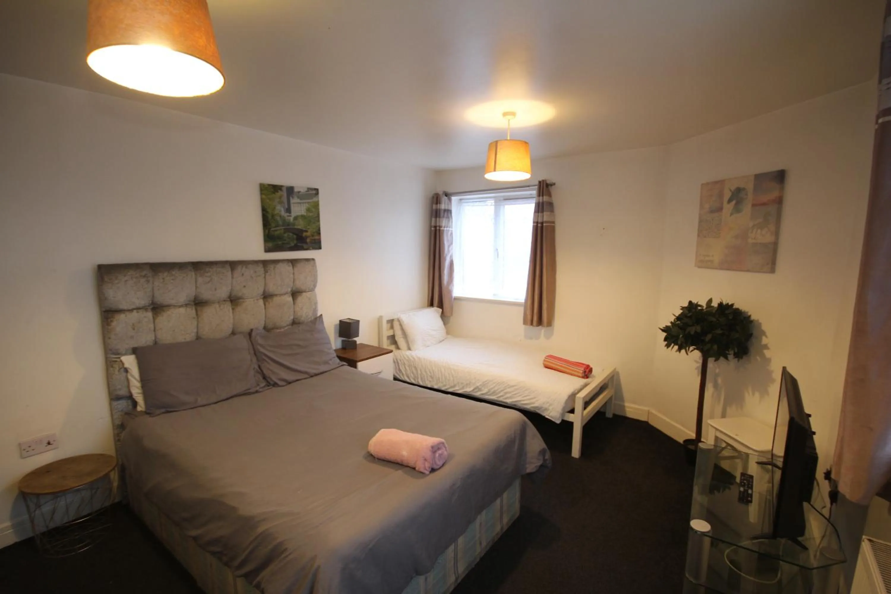 Bedroom, Bed in Holden Court Apartment - Apt 1