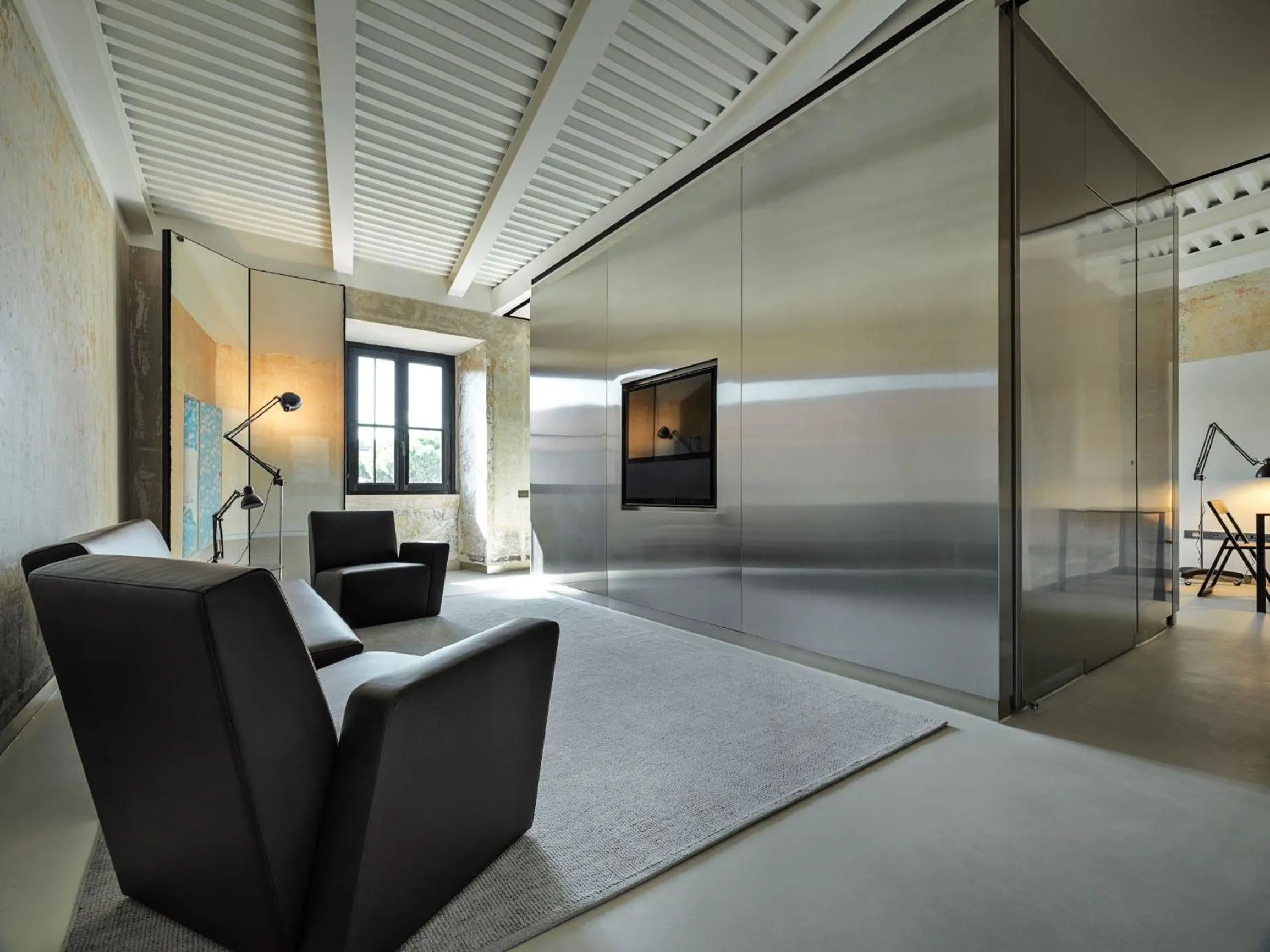 Seating area, Bed in Rhinoceros