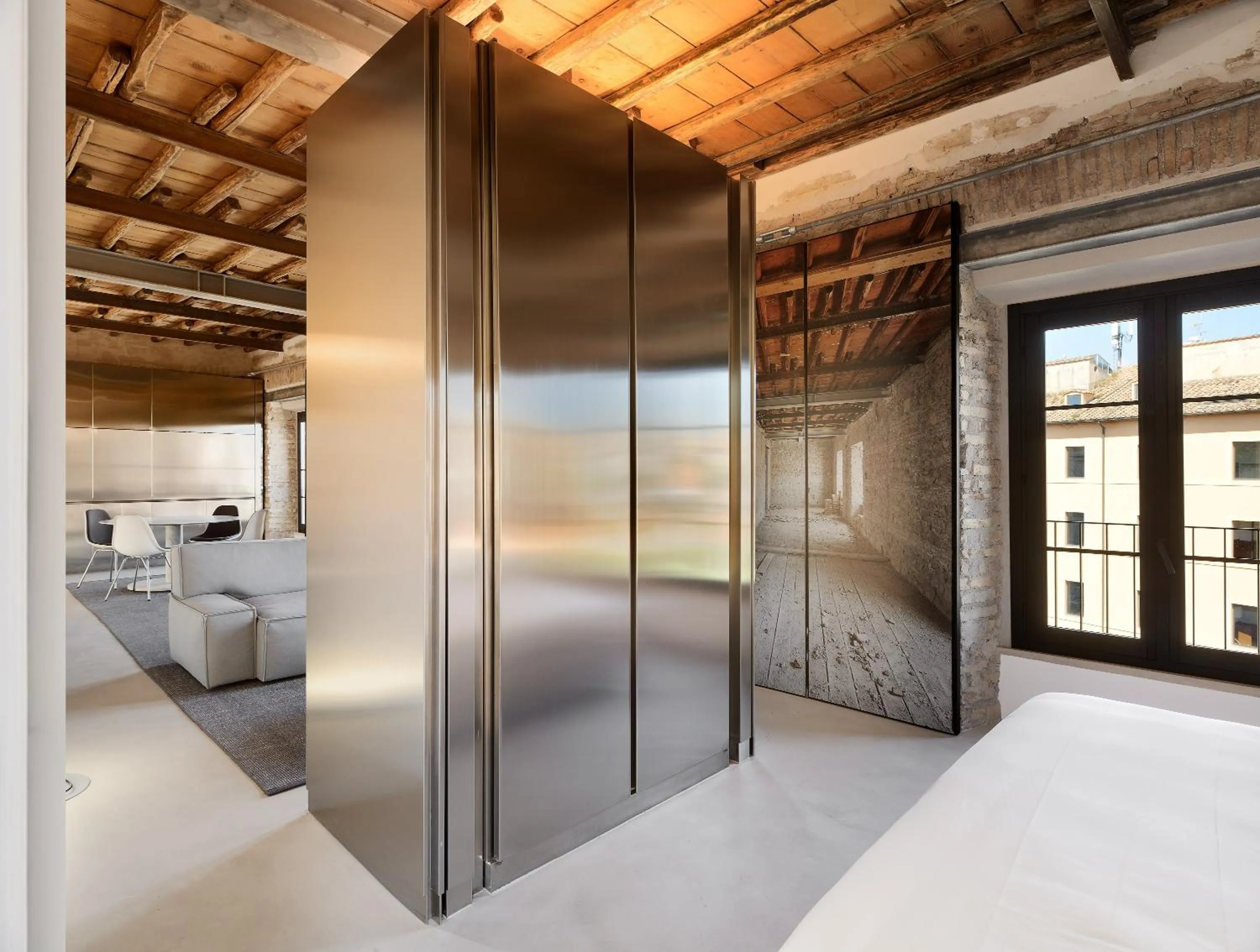 Photo of the whole room in Rhinoceros