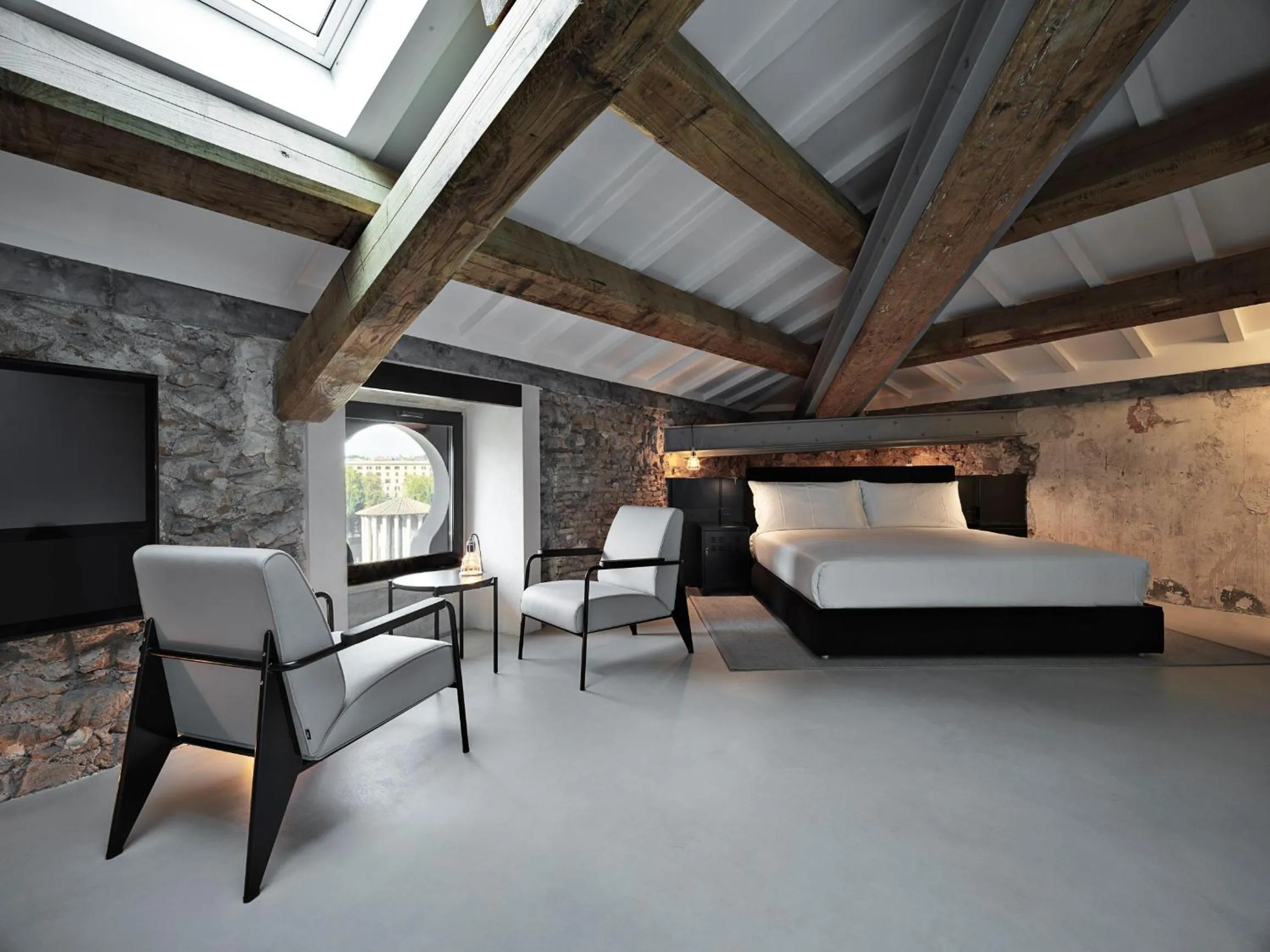 Photo of the whole room, Bed in Rhinoceros