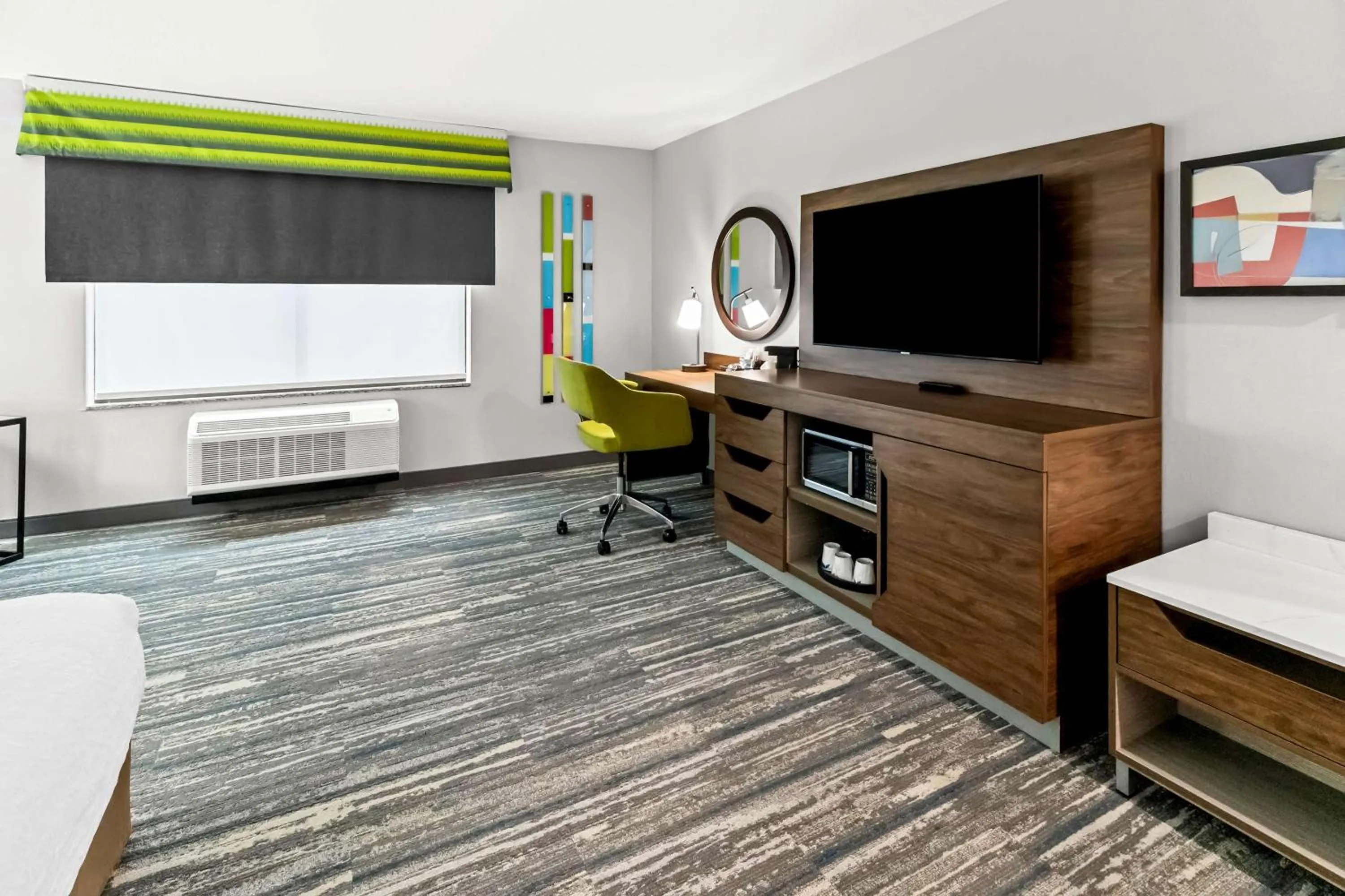 Bedroom in Hampton Inn by Hilton Dayton South