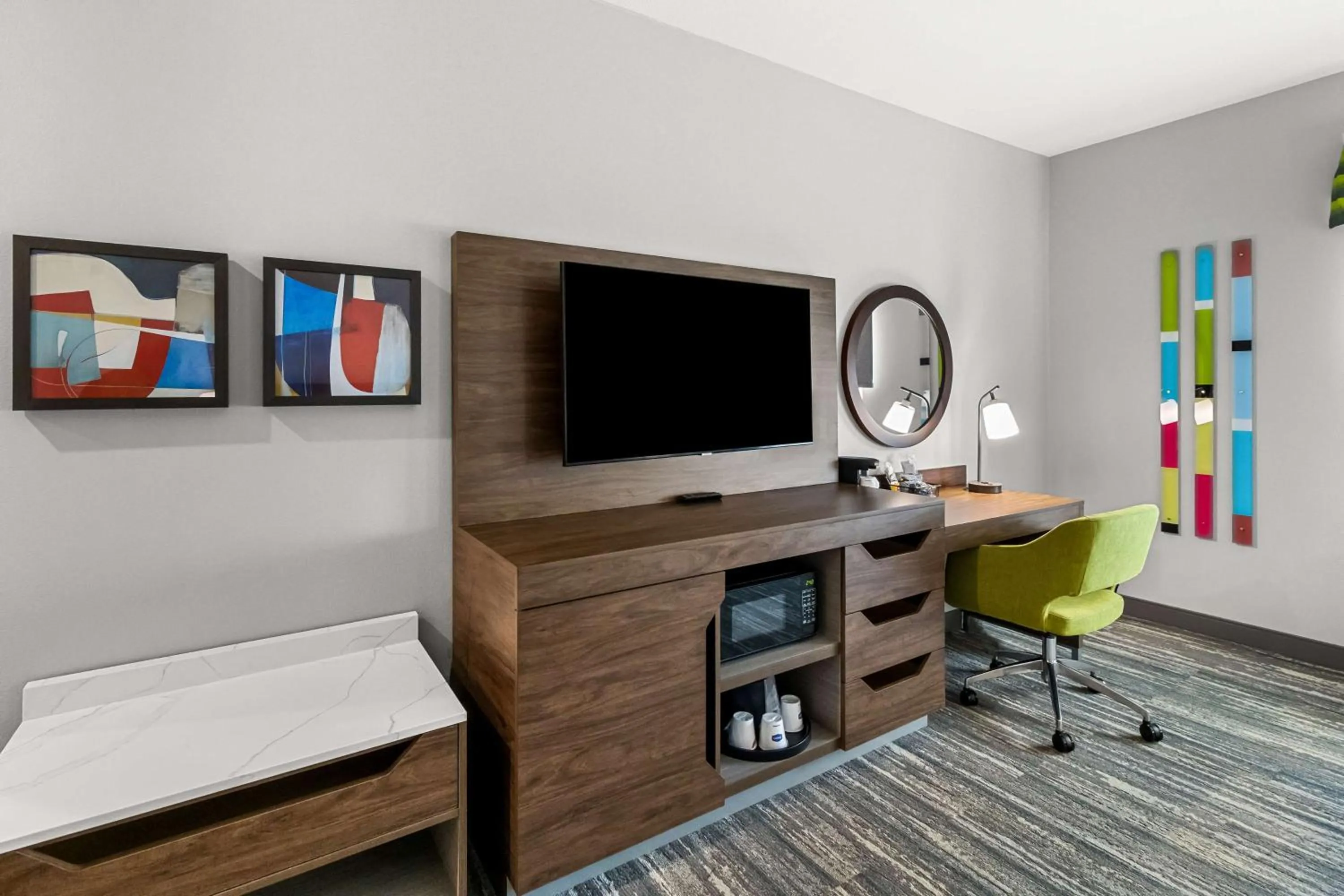 Bedroom, Bed in Hampton Inn by Hilton Dayton South