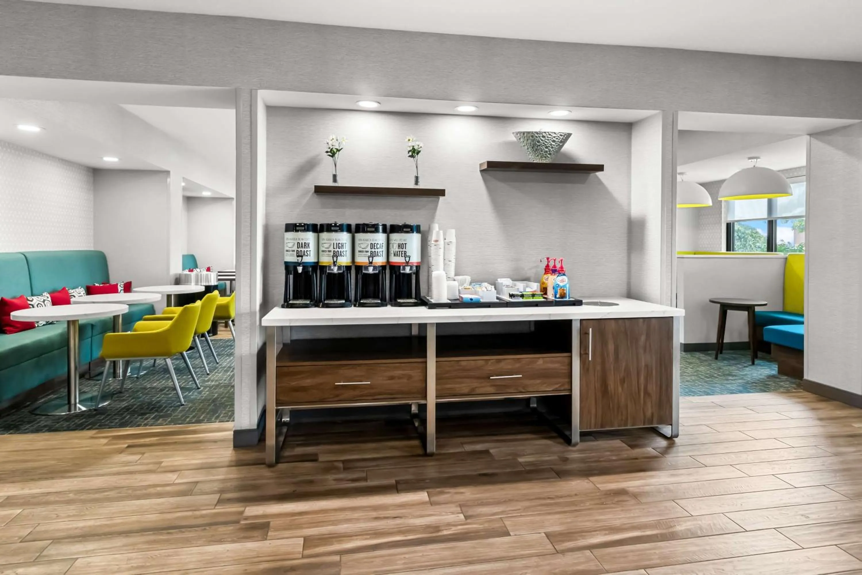 Dining area in Hampton Inn by Hilton Dayton South