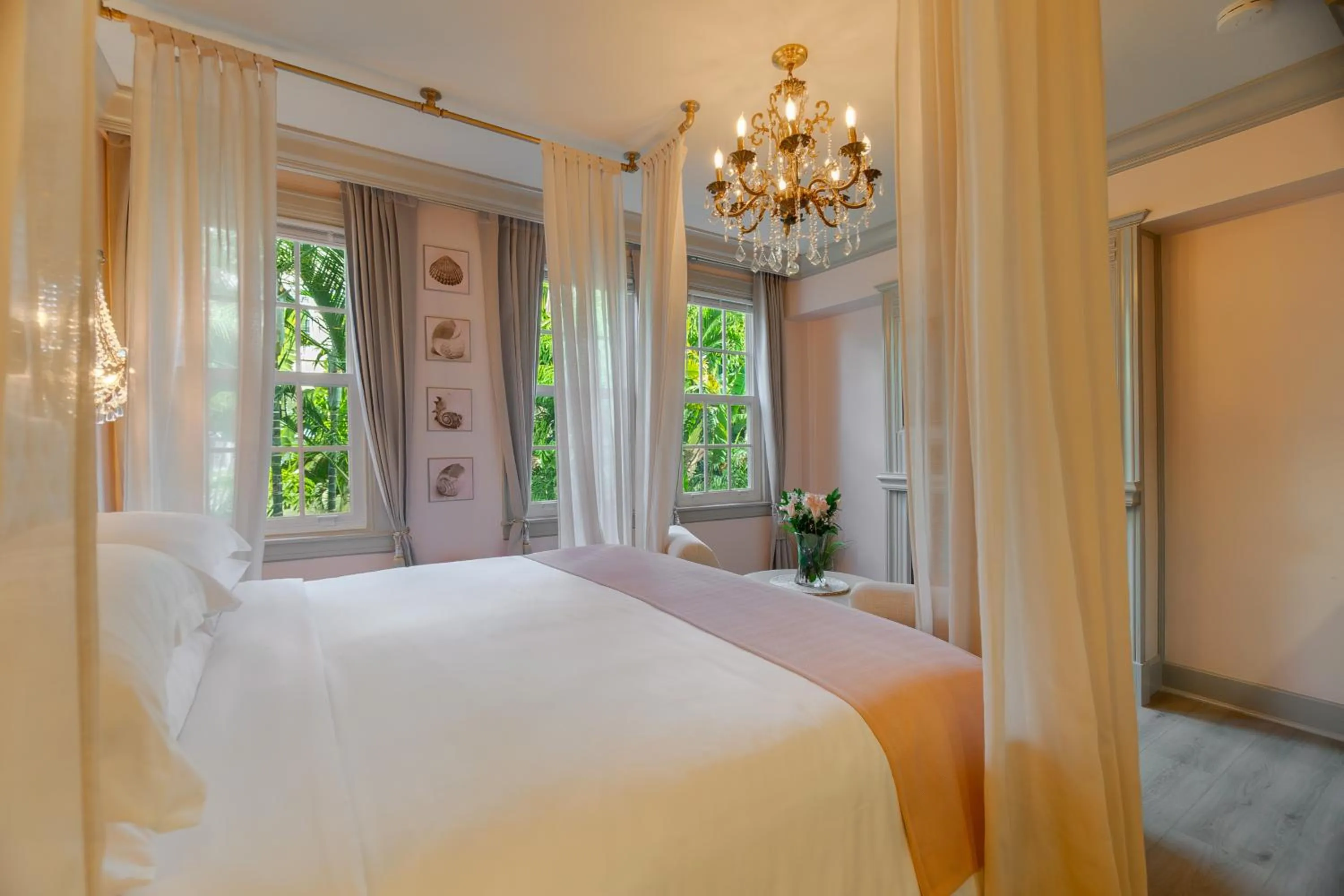 Bed in Hemingway Suites at Palm Beach Hotel Island