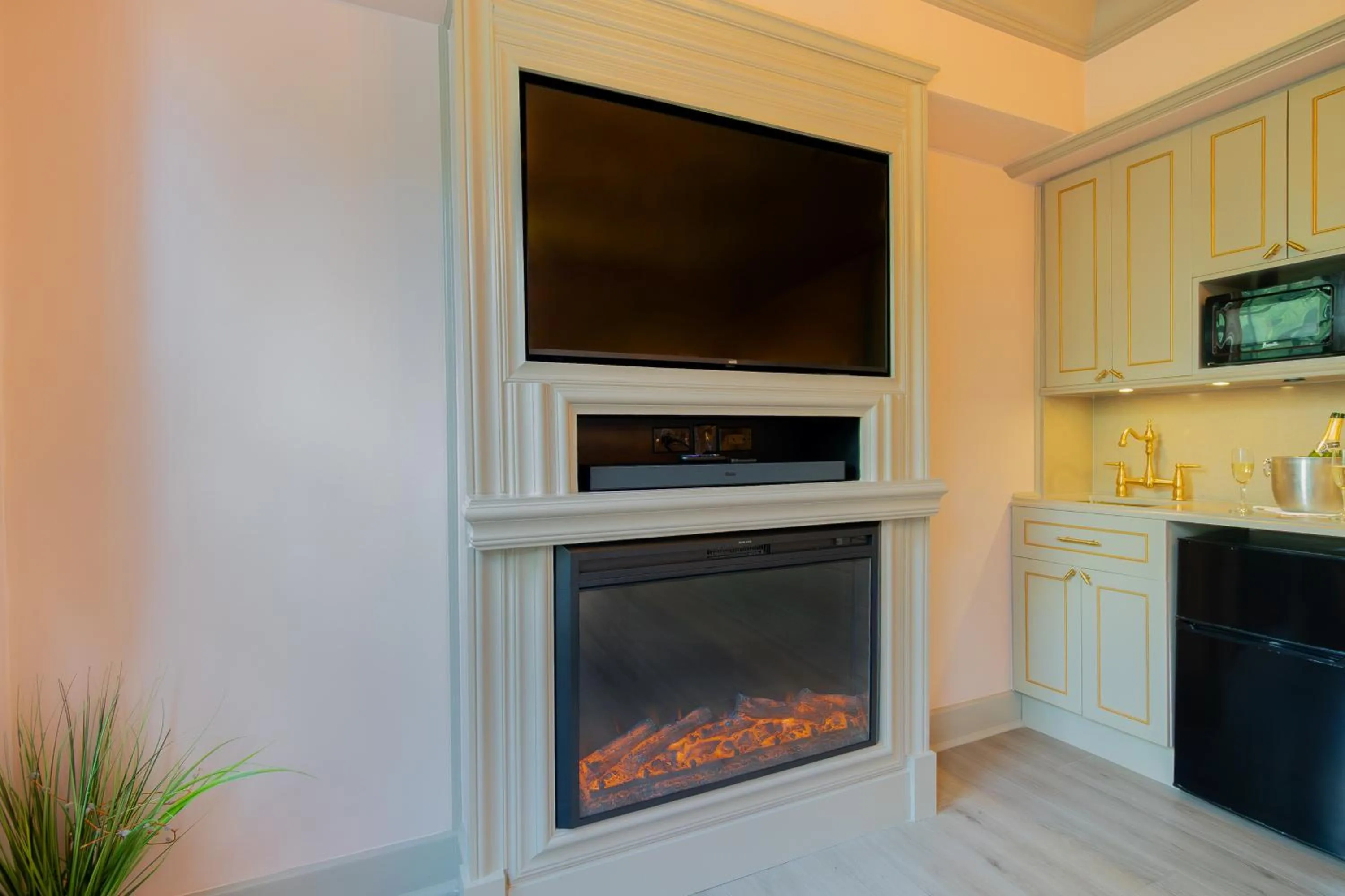 Hemingway Suites at Palm Beach Hotel Island