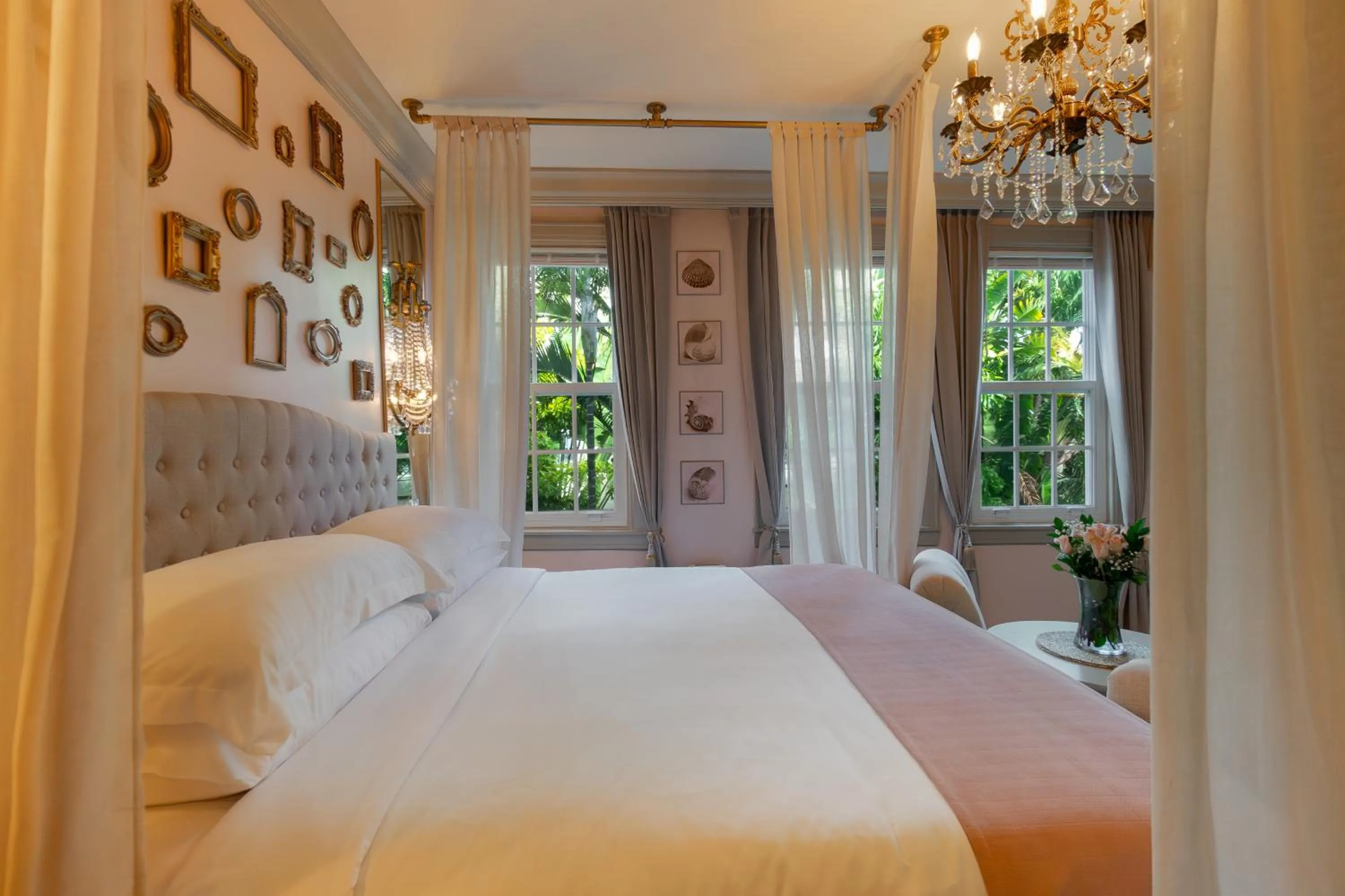 Bed in Hemingway Suites at Palm Beach Hotel Island
