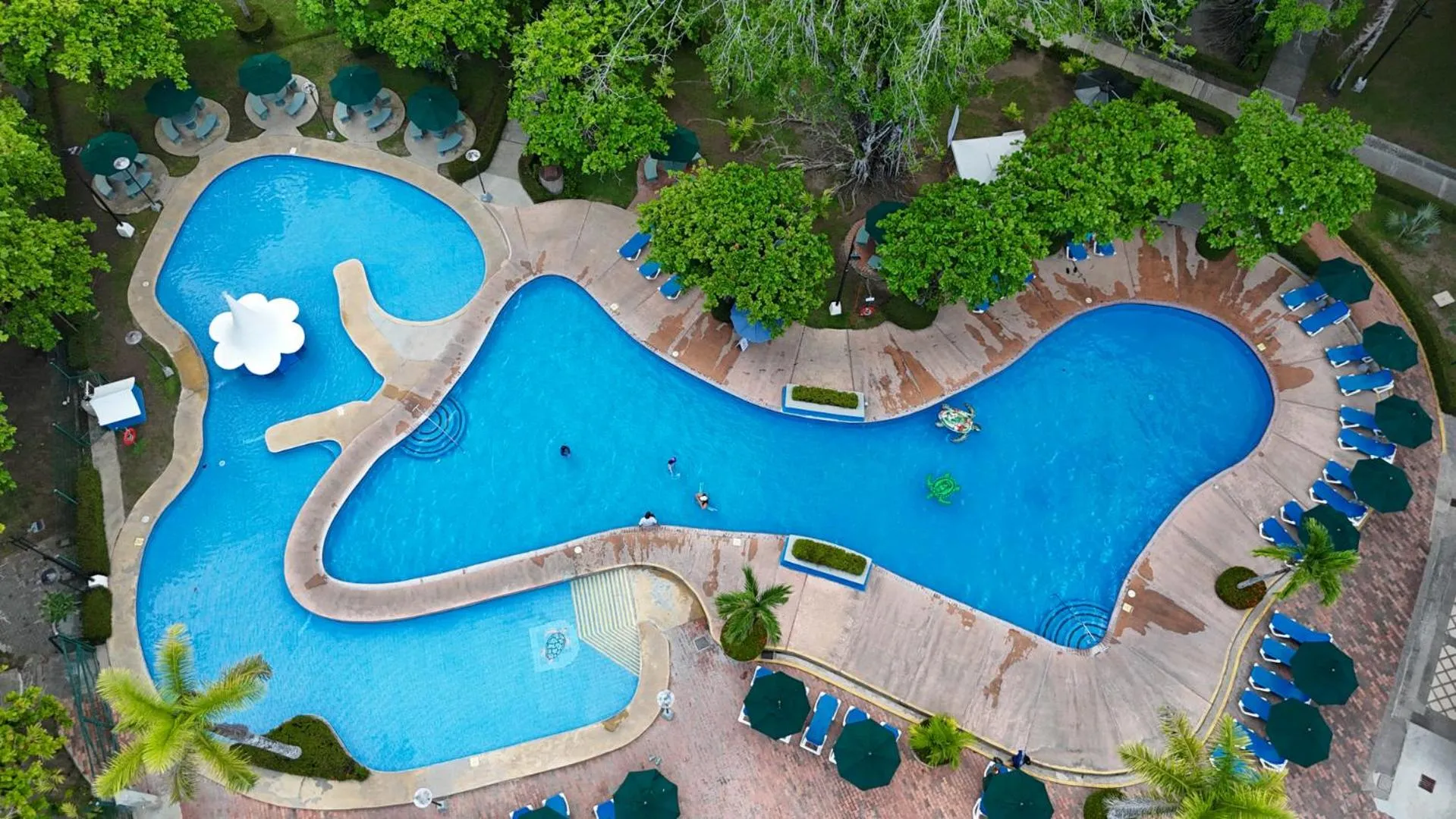 Swimming pool in Hotel Punta Leona