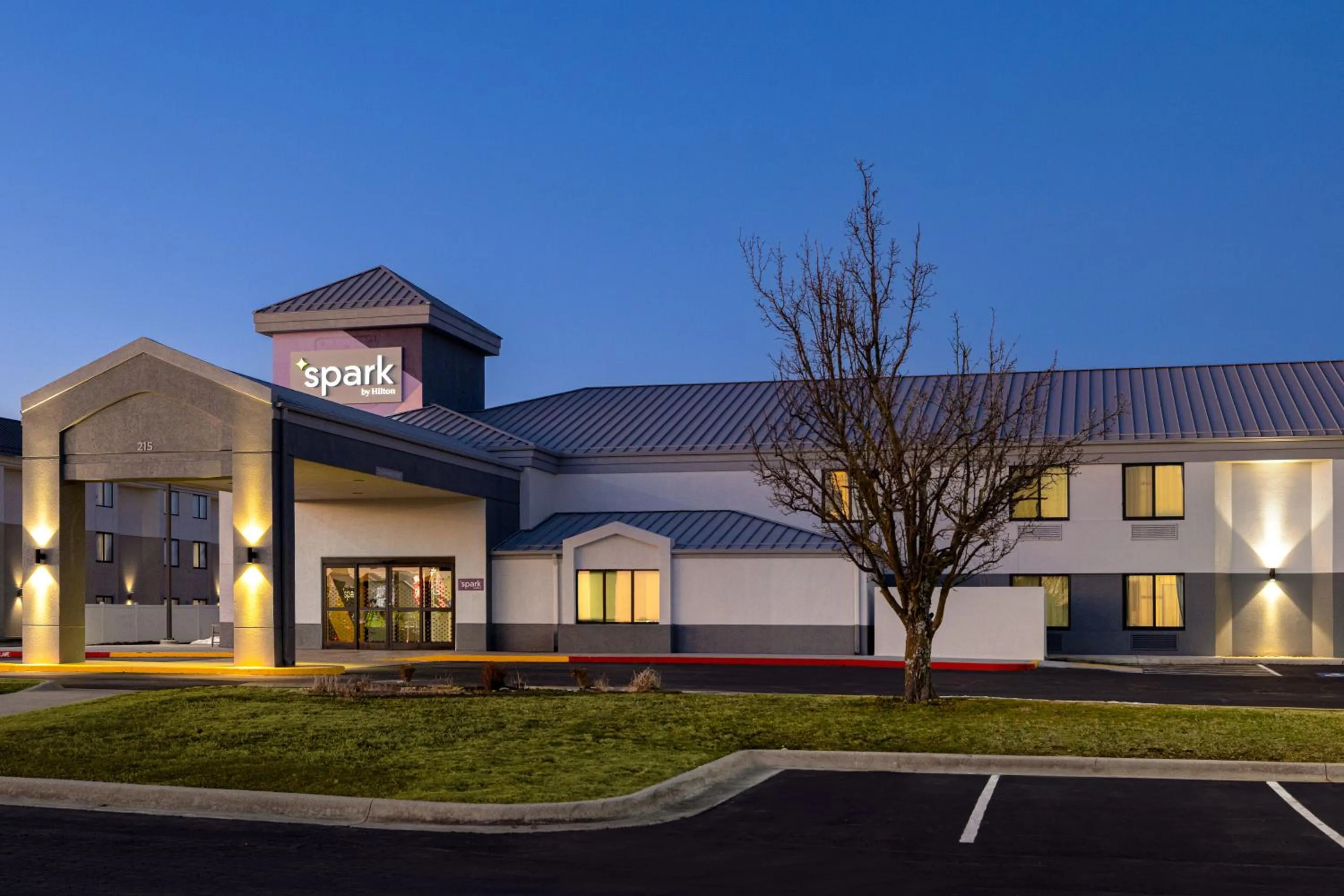 Property building in Quality Inn Bentonville-Rogers