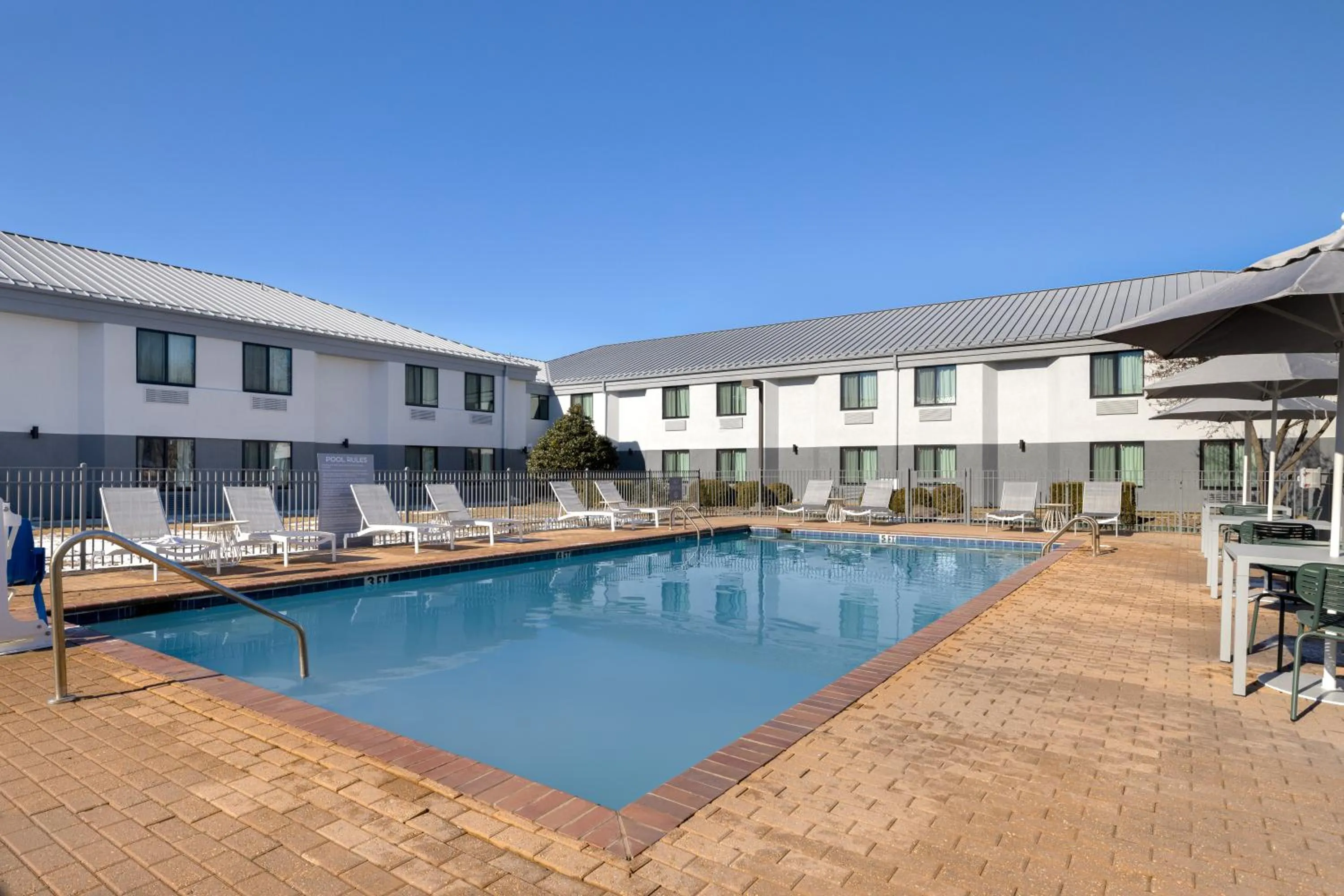 Swimming pool in Quality Inn Bentonville-Rogers