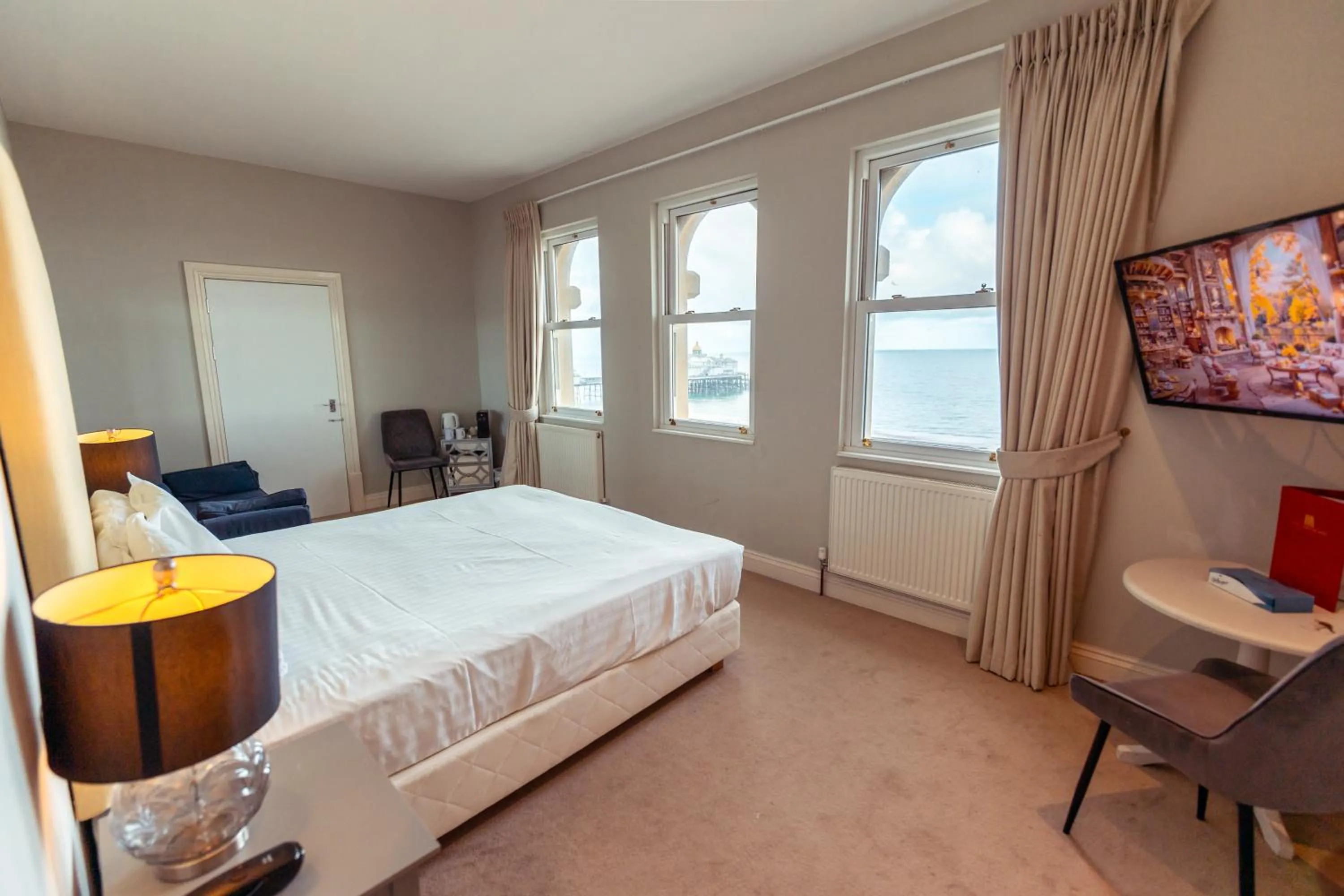 Bed in The Chatsworth Hotel