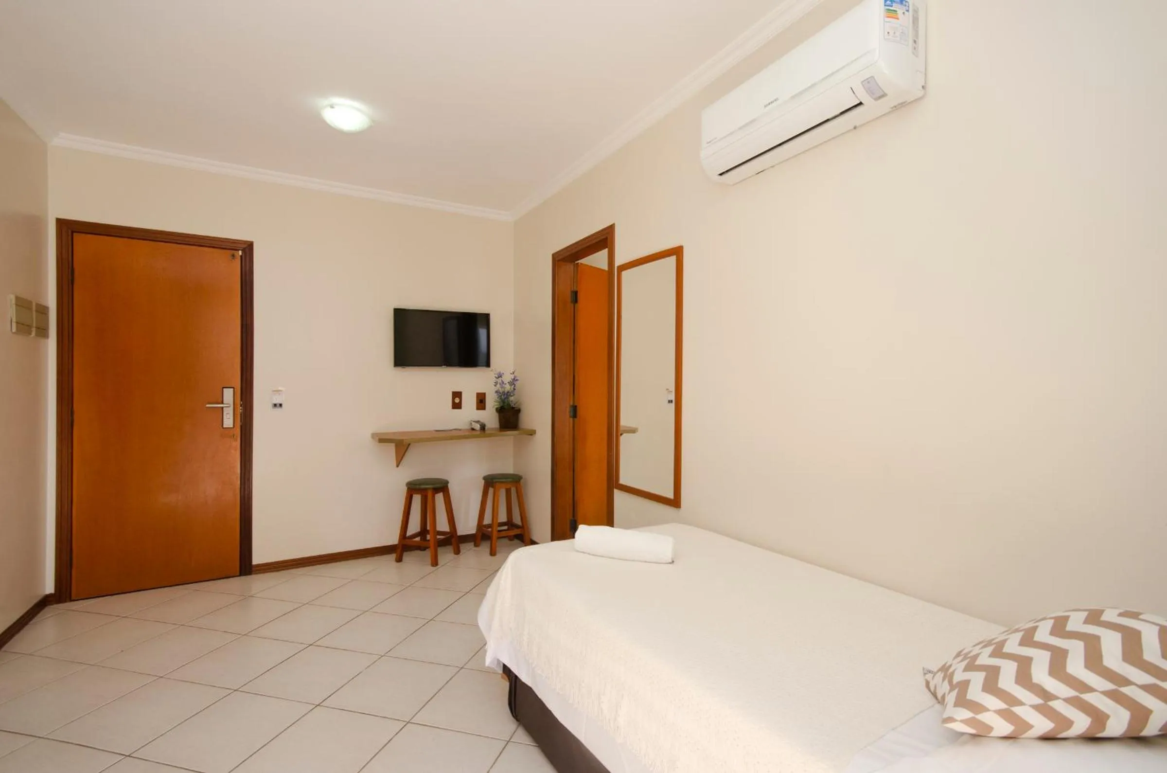 Living room, Bed in Pousada Garatéia