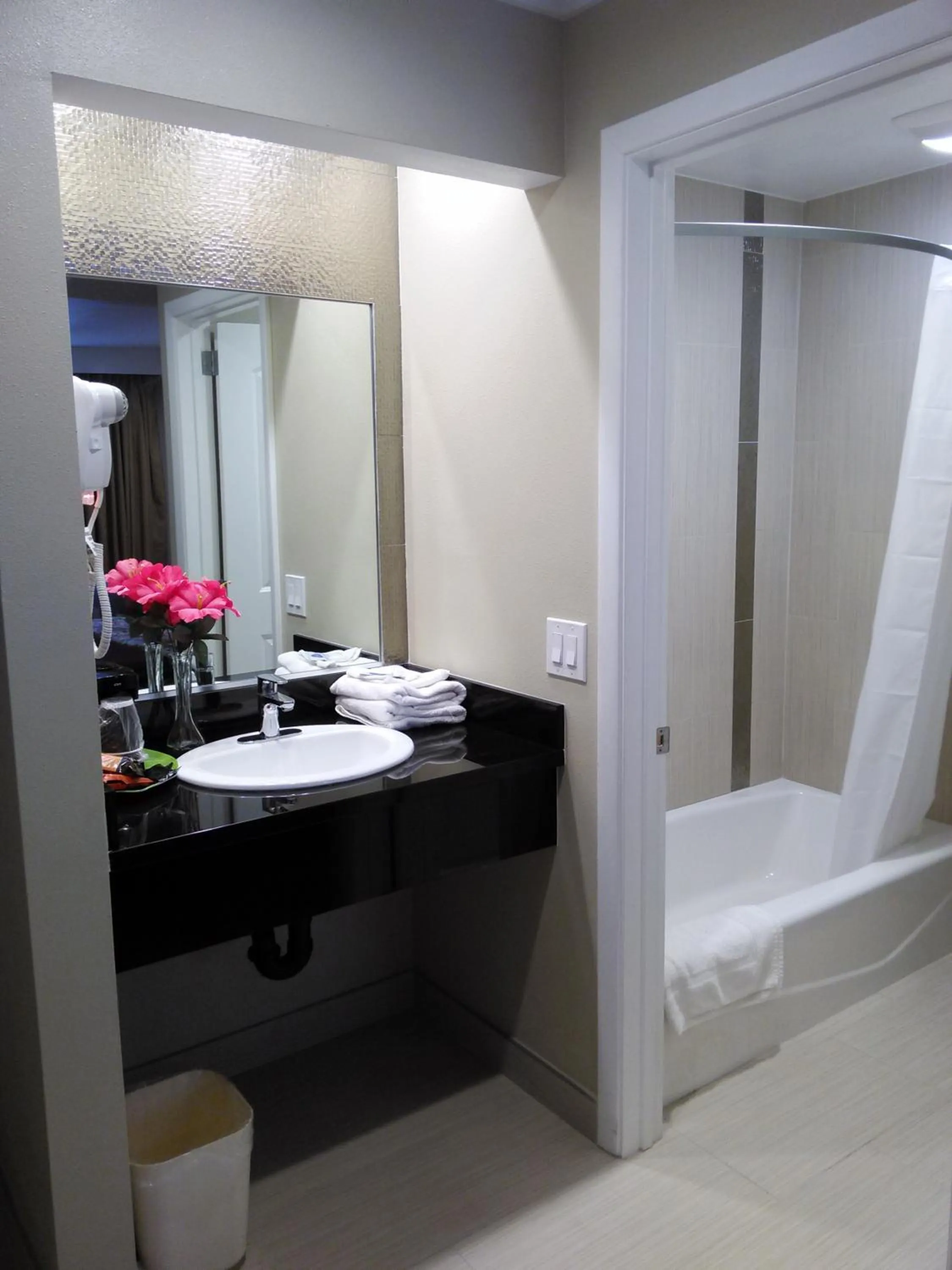 Bathroom, Bed in Highlander Motel