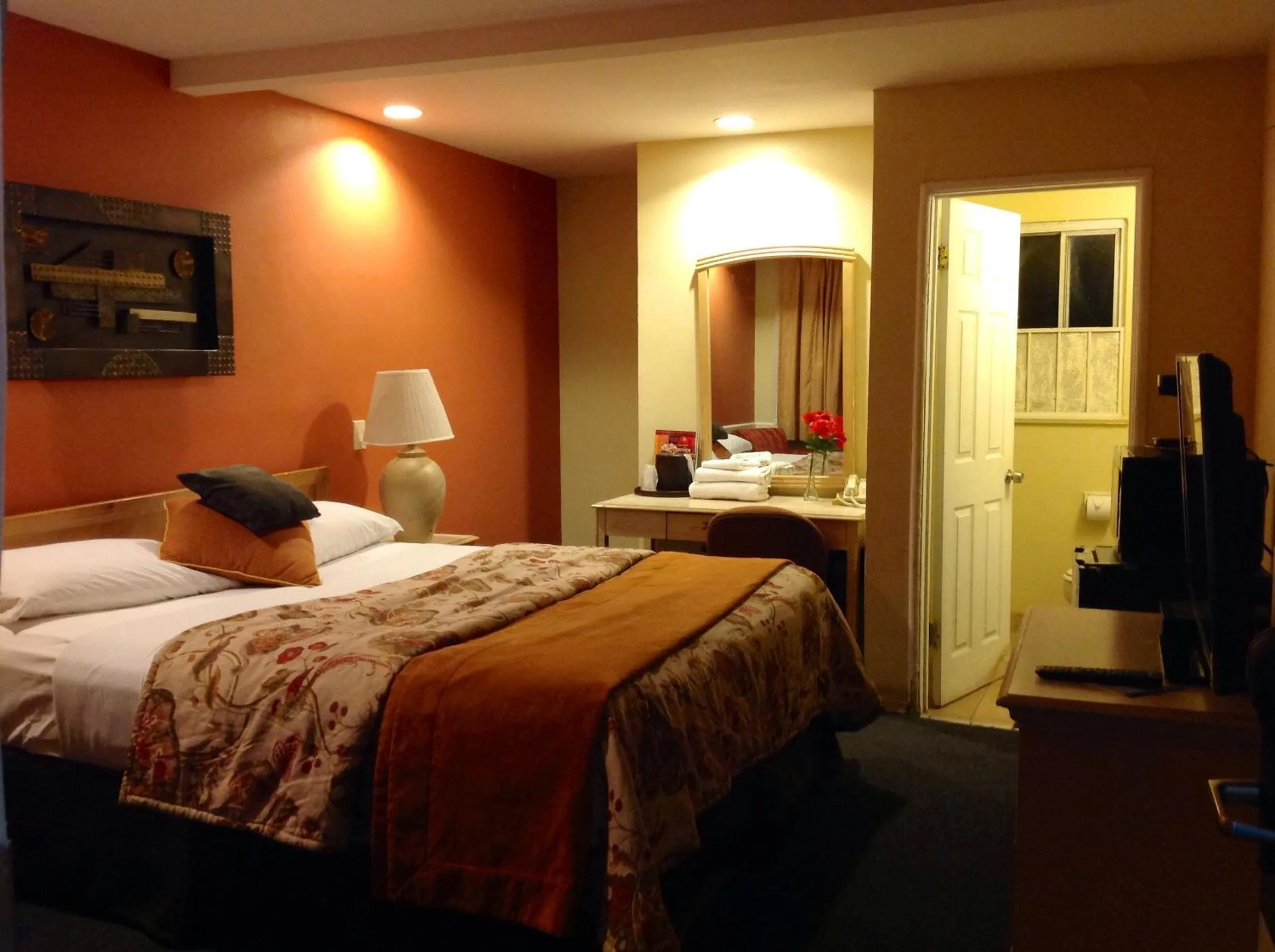 Photo of the whole room, Bed in Highlander Motel