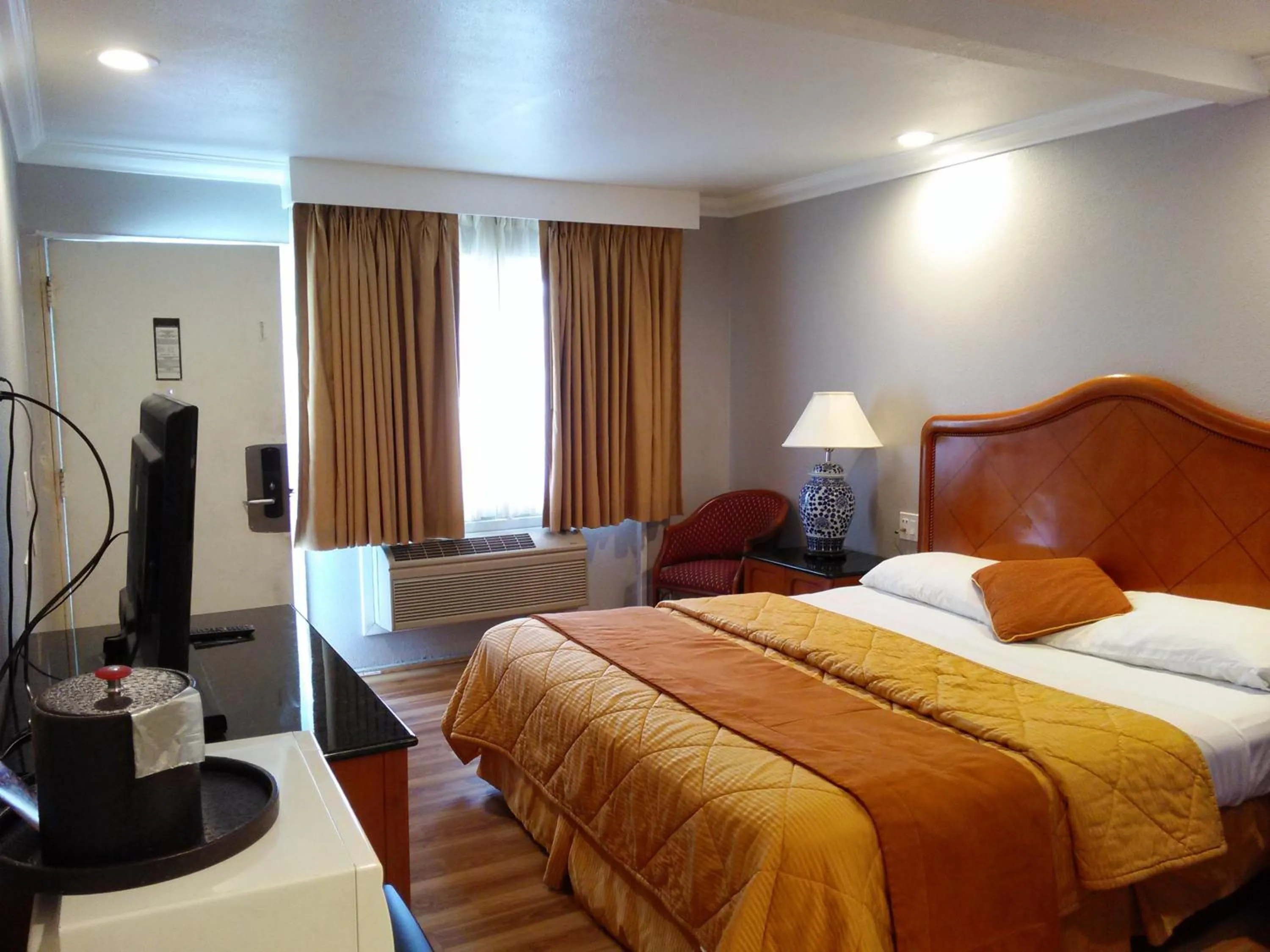 Photo of the whole room, Bed in Highlander Motel