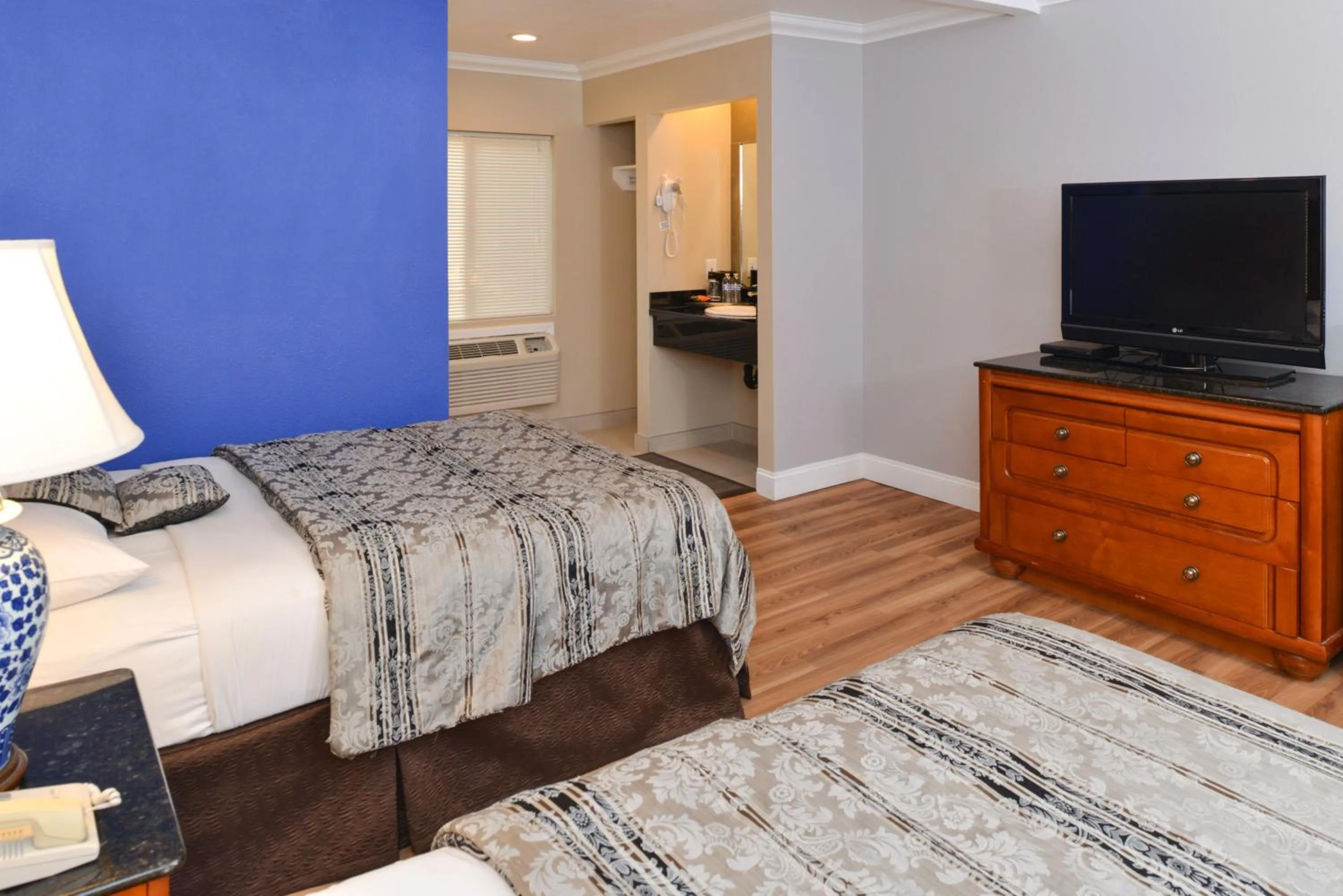 Bedroom, Bed in Highlander Motel