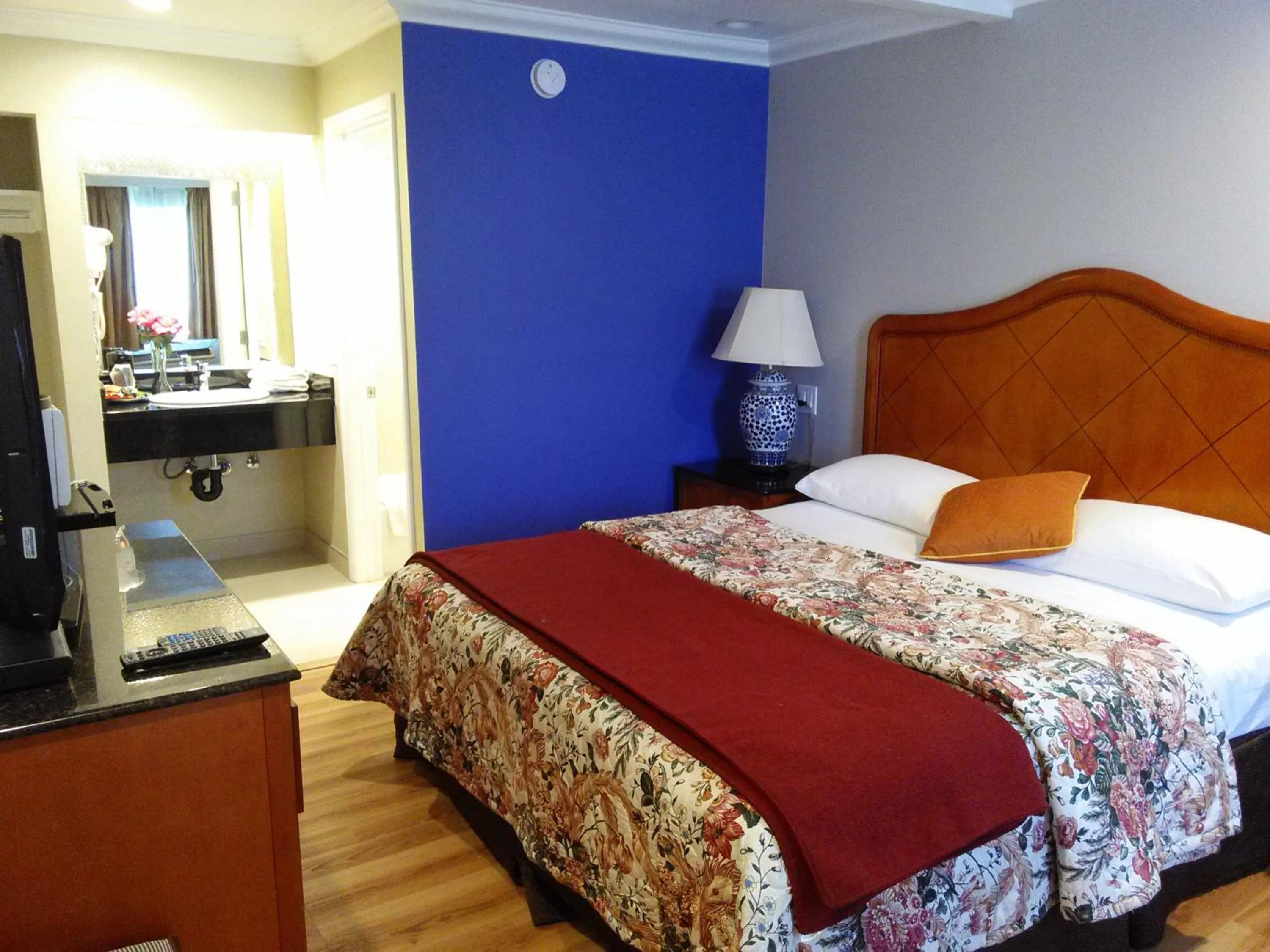 Photo of the whole room, Bed in Highlander Motel