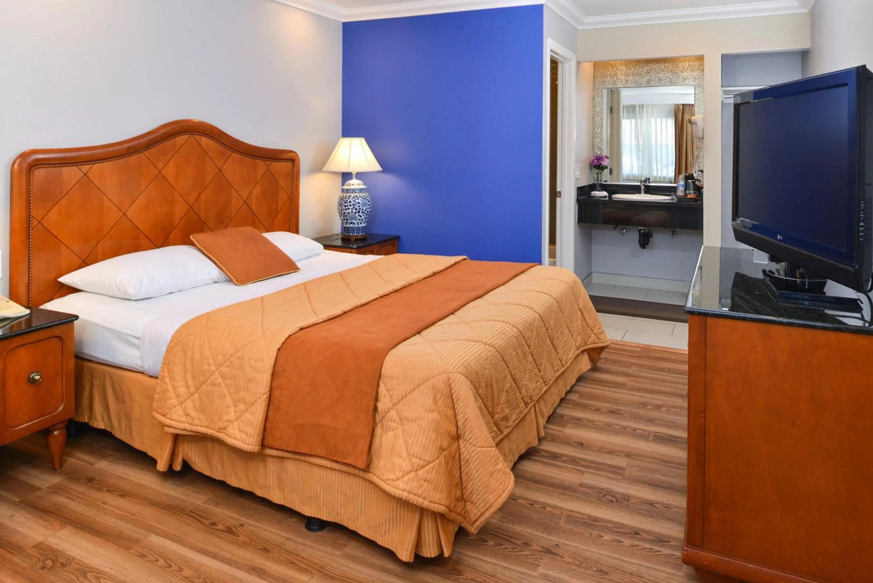 Bed in Highlander Motel