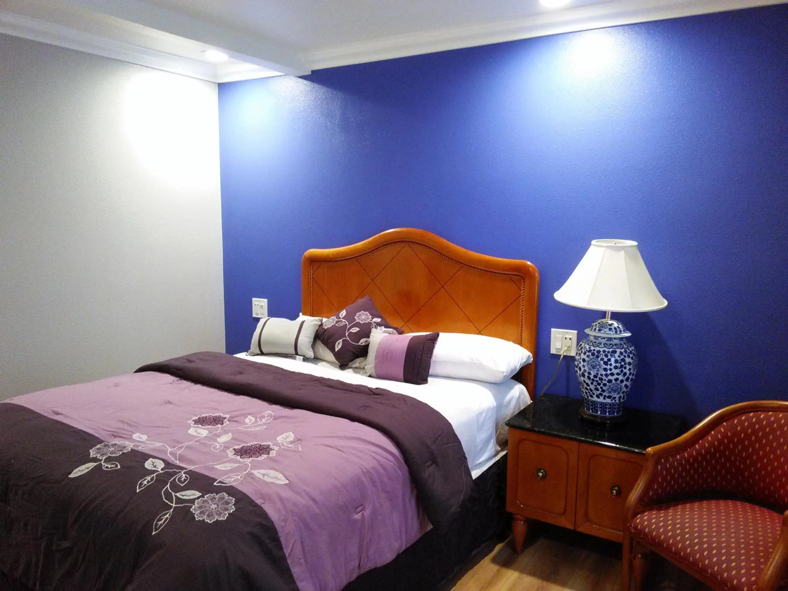 Photo of the whole room, Bed in Highlander Motel