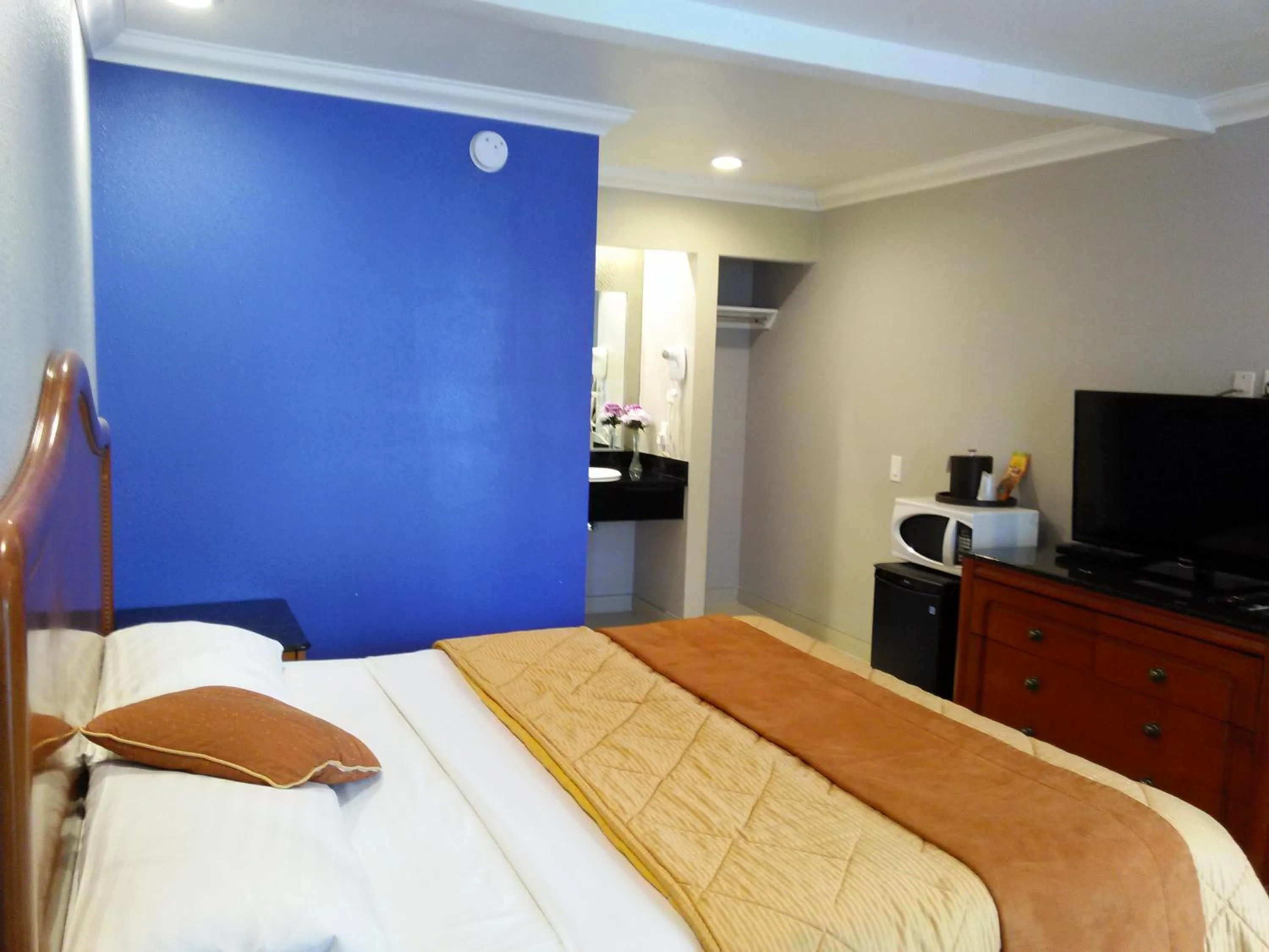 Photo of the whole room, Bed in Highlander Motel