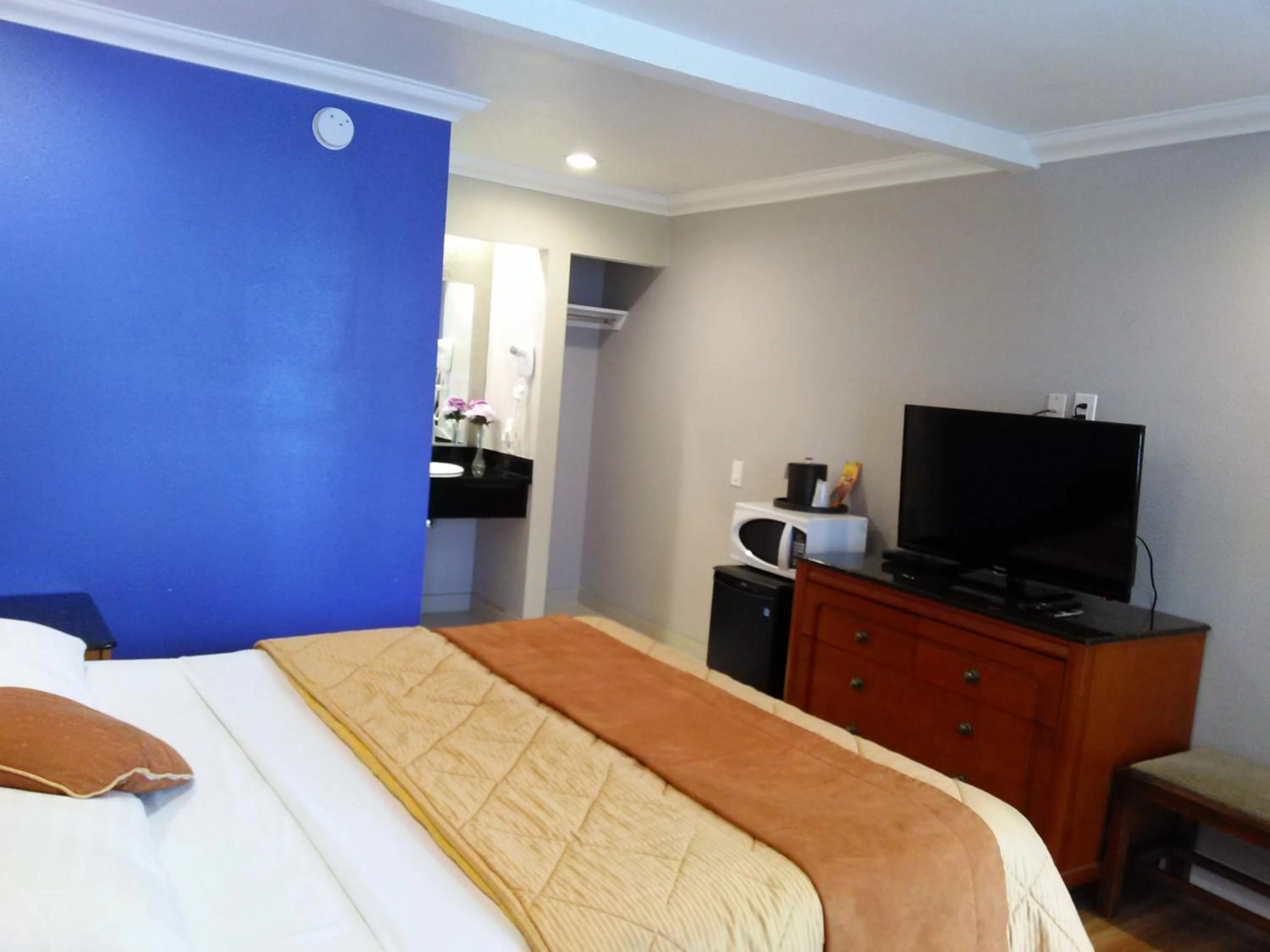 Photo of the whole room, Bed in Highlander Motel