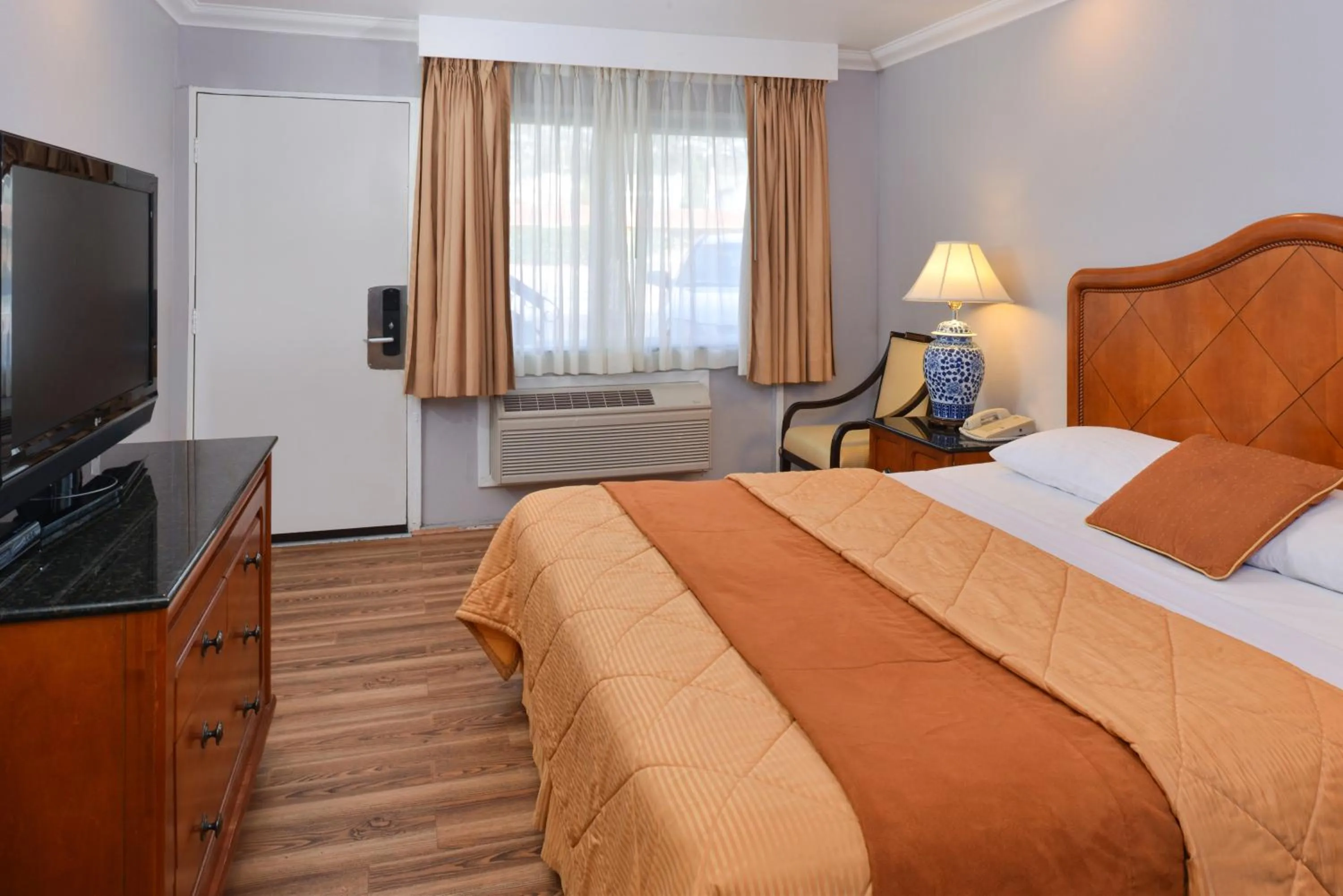 Photo of the whole room, Bed in Highlander Motel