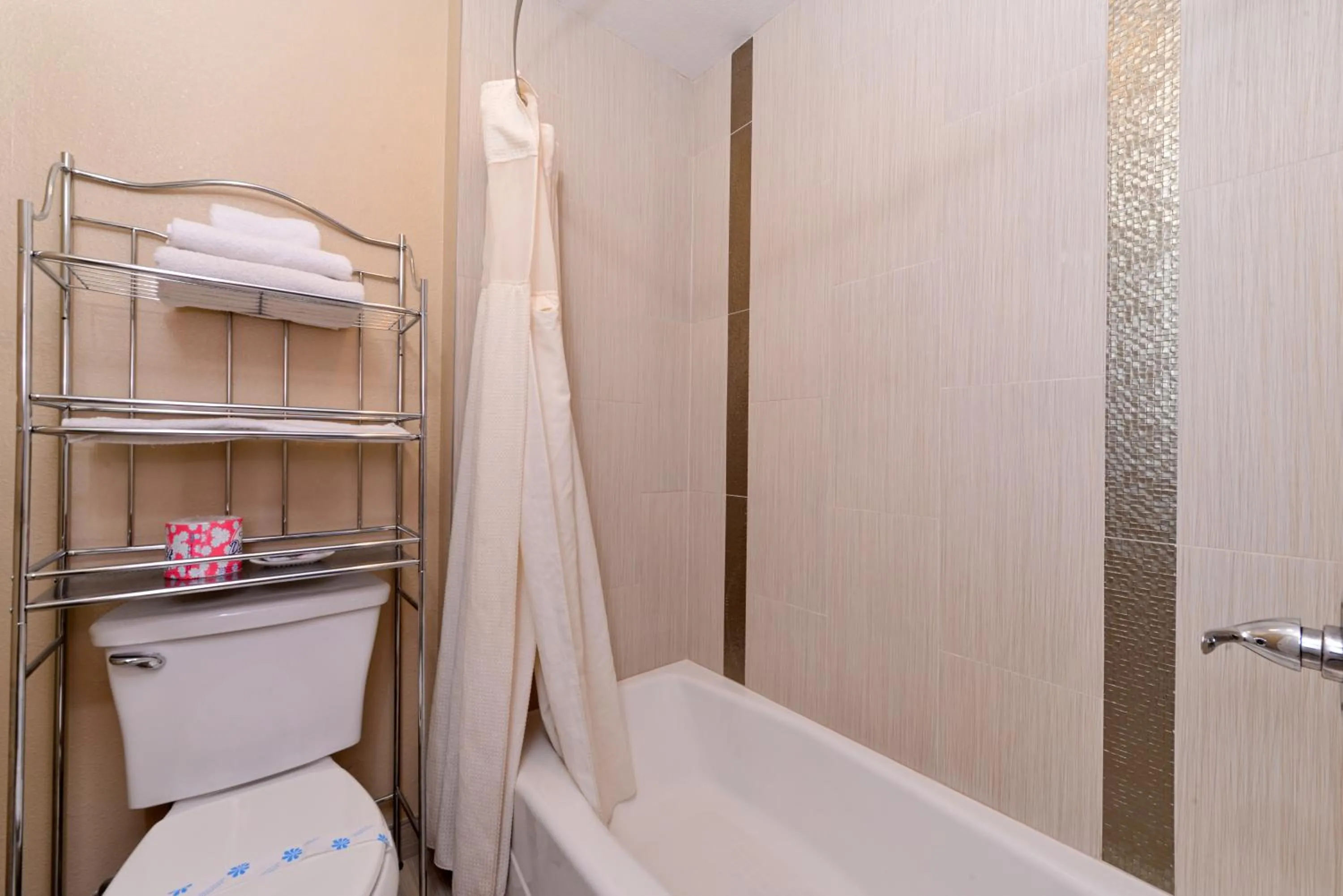 Shower in Highlander Motel