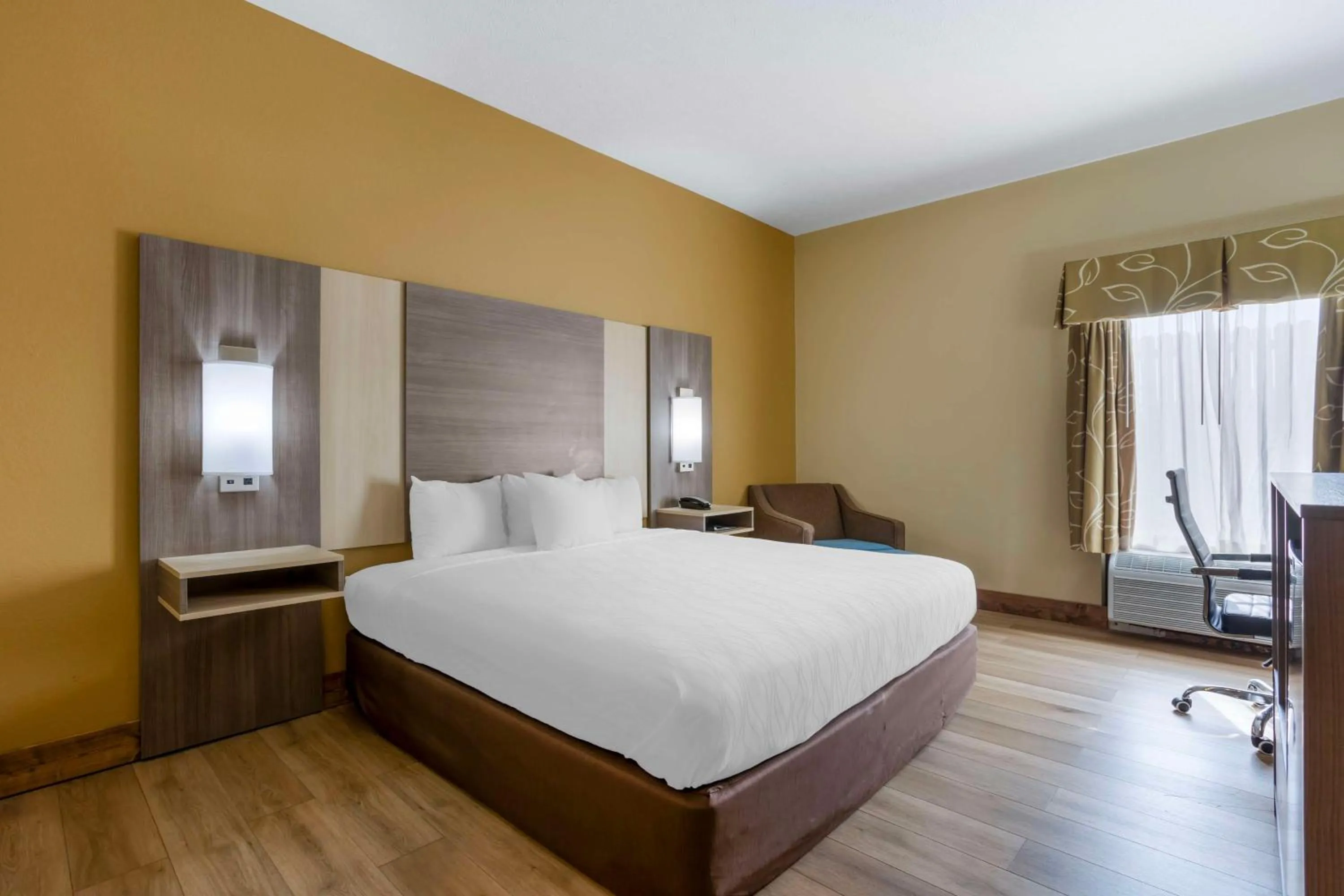 Bedroom, Bed in Best Western Plus Springfield Airport Inn