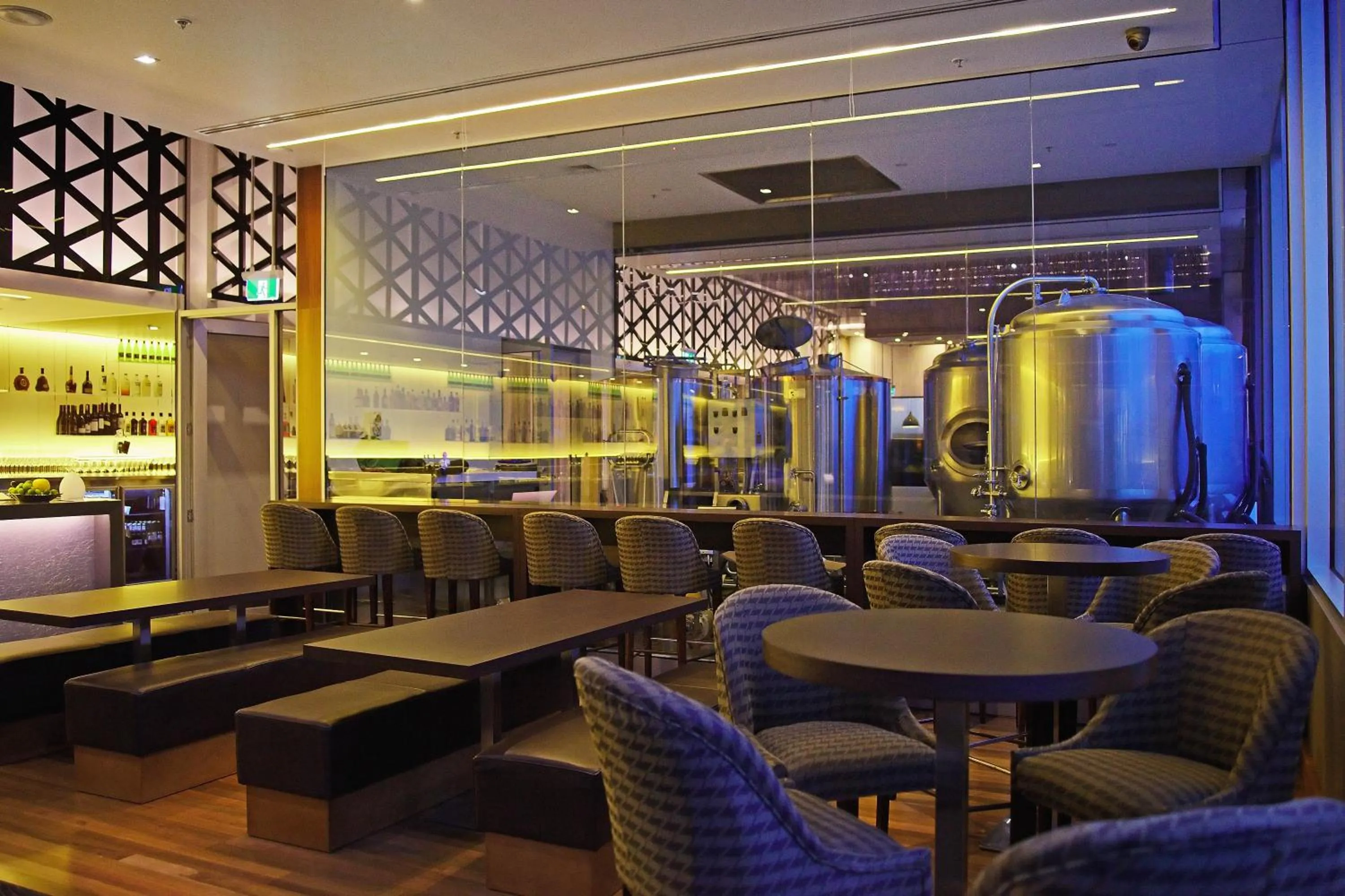 Restaurant/places to eat in Hotel 115