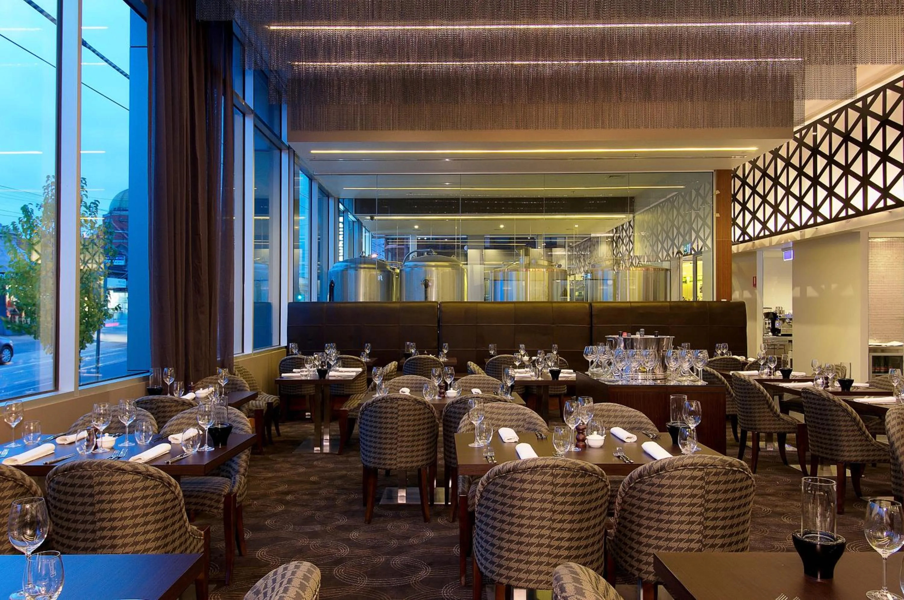 Restaurant/places to eat in Hotel 115