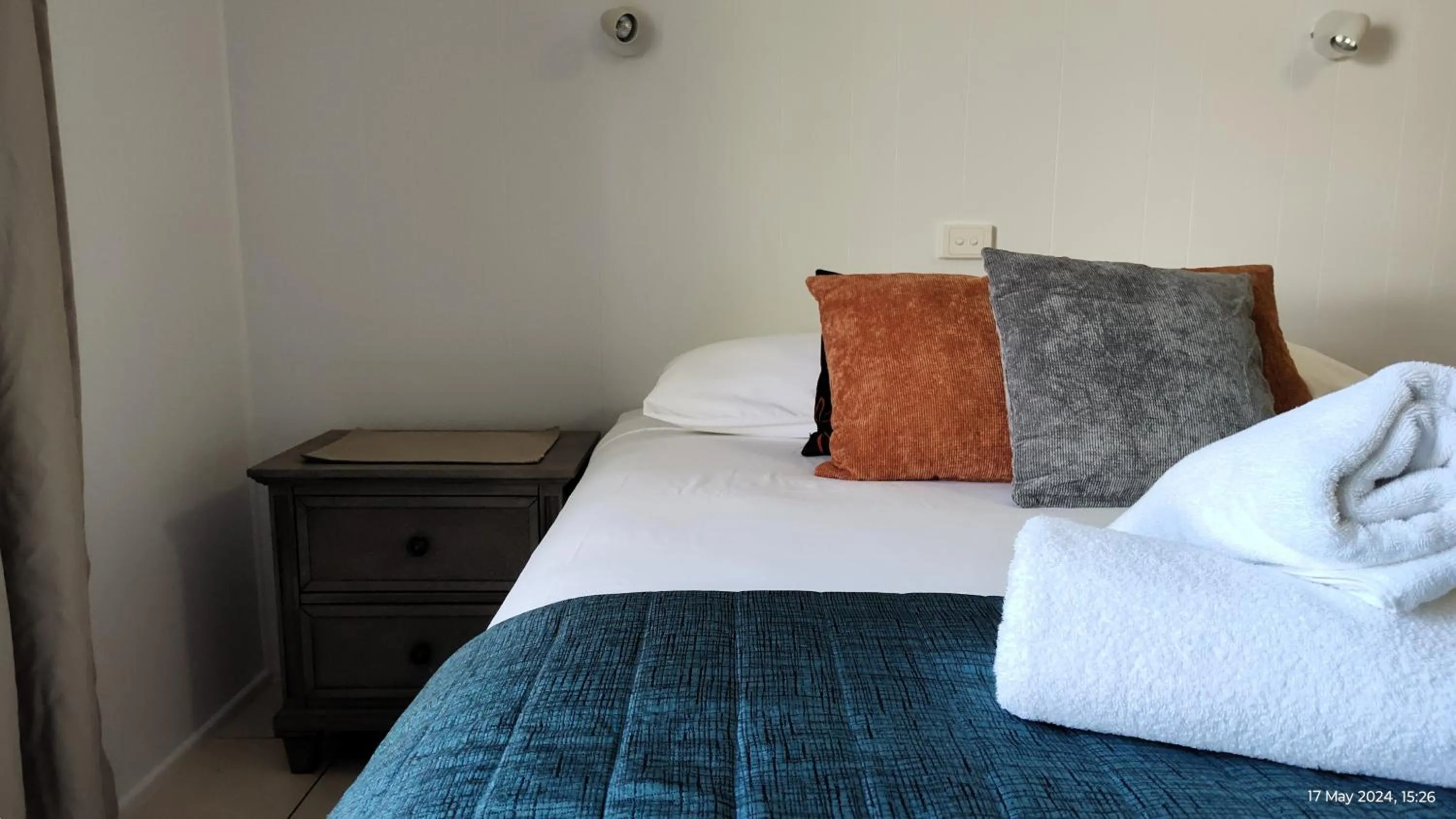 Bedroom, Bed in Pacific Palms Motor Inn