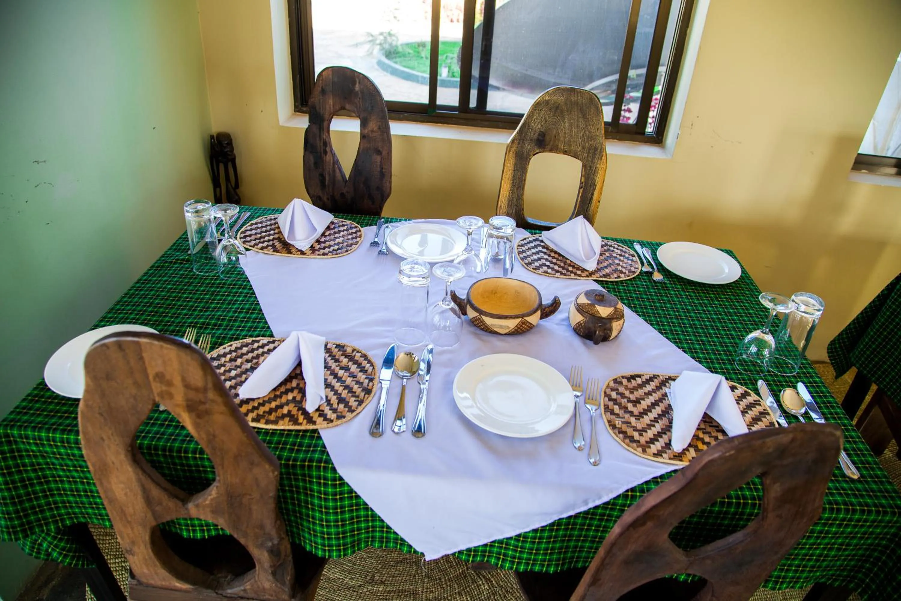 Restaurant/places to eat in Asmorein Hotel