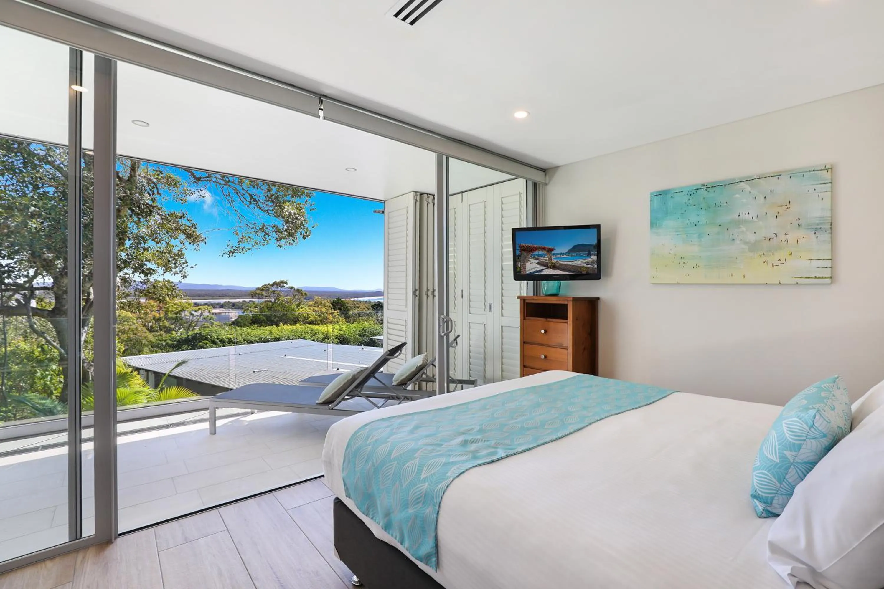 Garden view, Bed in The Rise Noosa