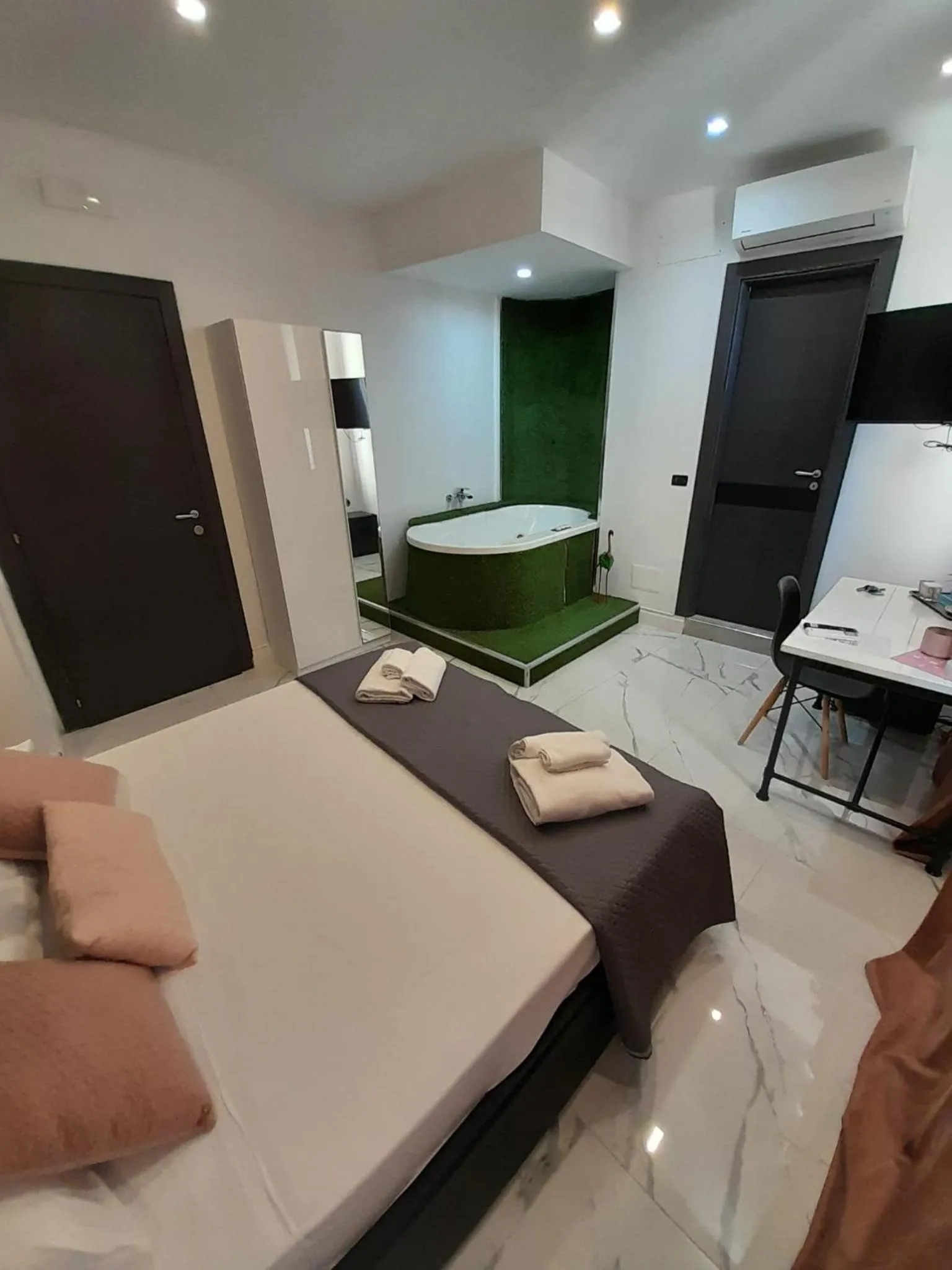 Photo of the whole room, Bed in Tiffany & Babylon Luxury Stay