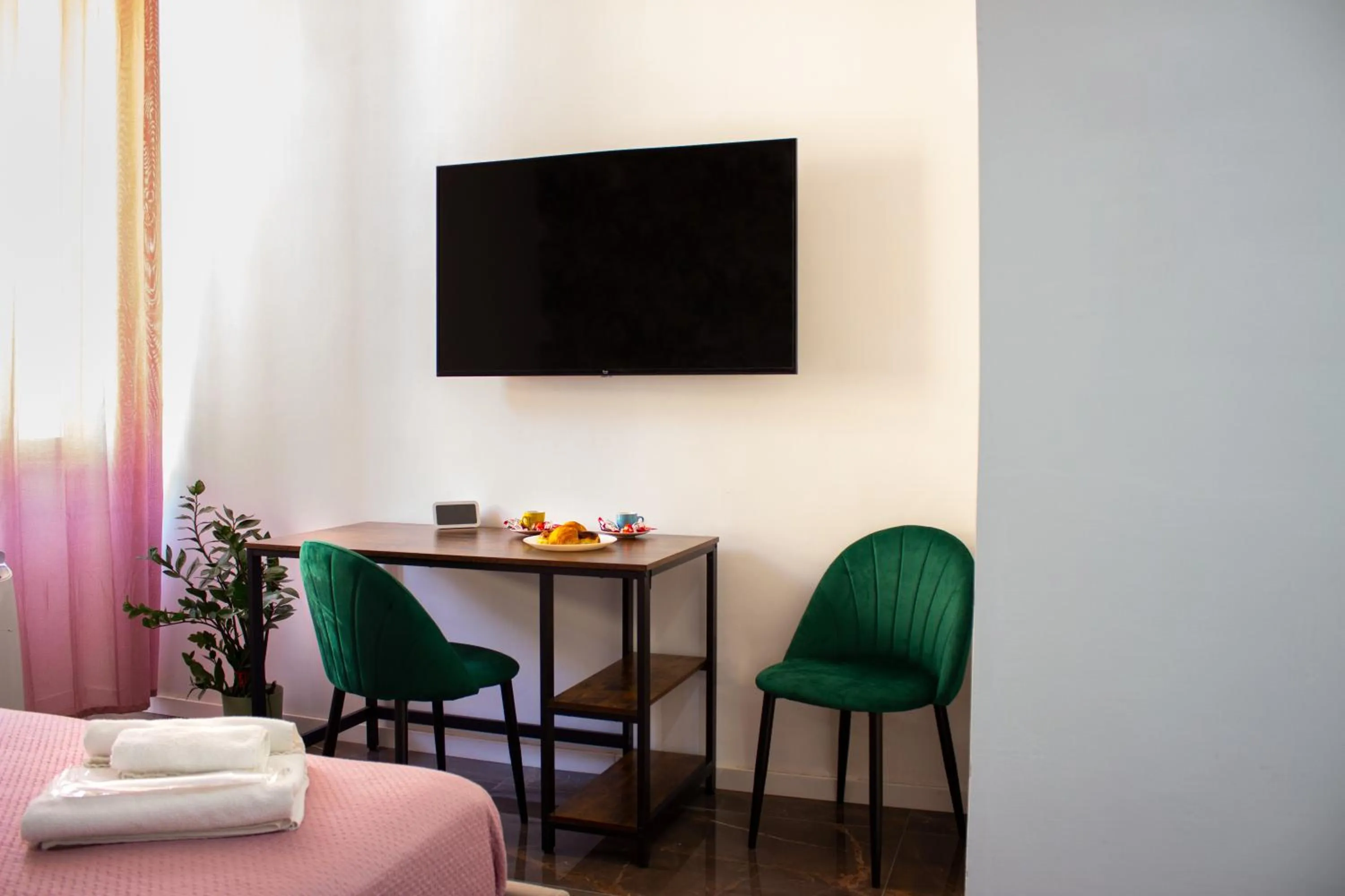 Photo of the whole room, Bed in Tiffany & Babylon Luxury Stay