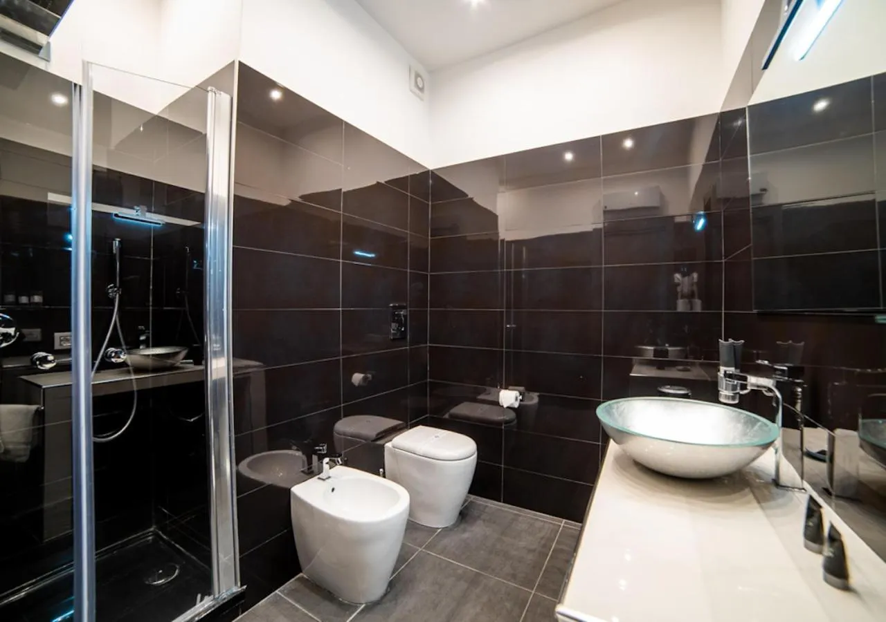 Shower in Tiffany & Babylon Luxury Stay