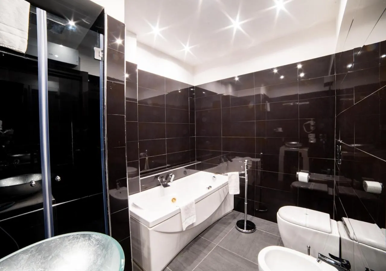 Shower in Tiffany & Babylon Luxury Stay