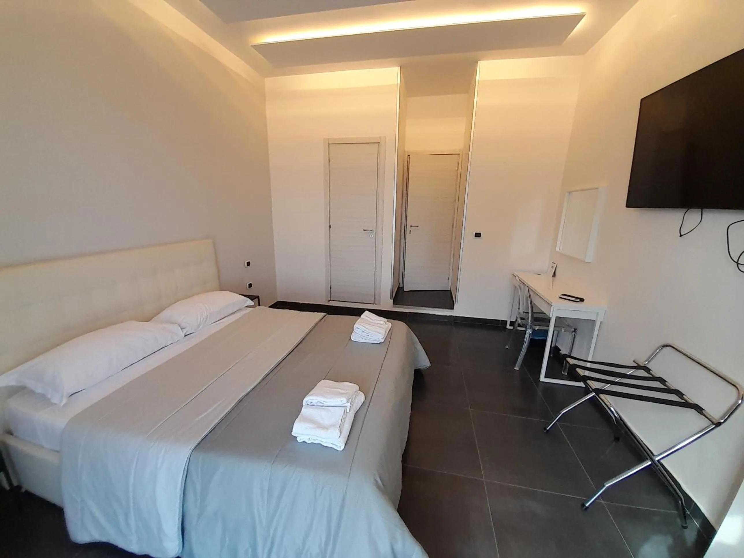 Photo of the whole room, Bed in Tiffany & Babylon Luxury Stay