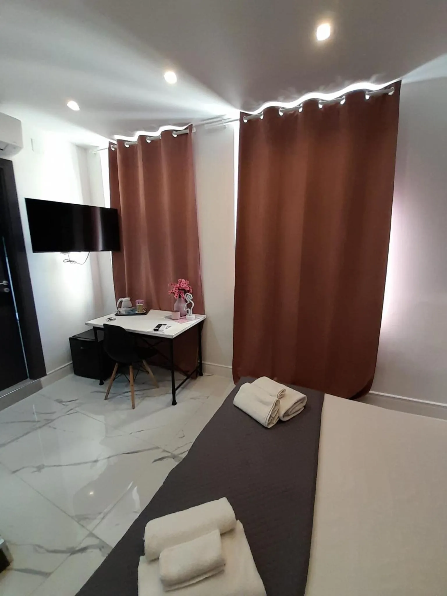 Photo of the whole room, Bed in Tiffany & Babylon Luxury Stay