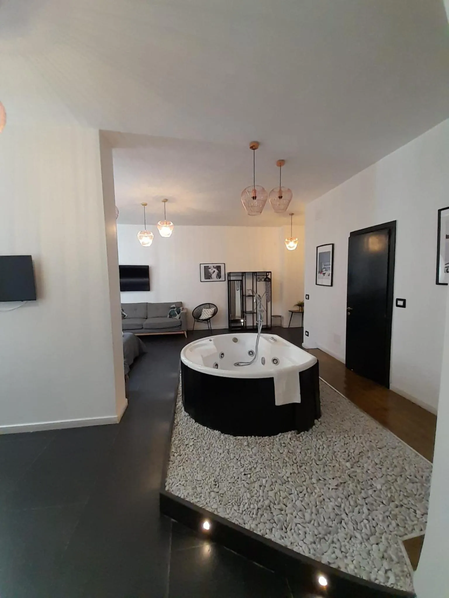 Hot Tub in Tiffany & Babylon Luxury Stay