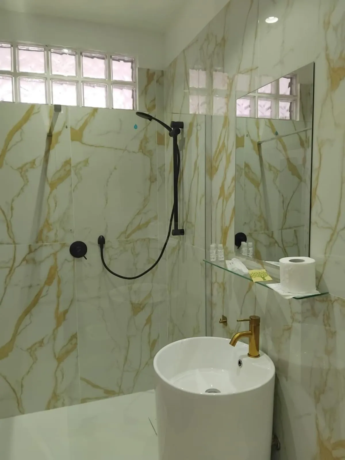 Shower in Tiffany & Babylon Luxury Stay