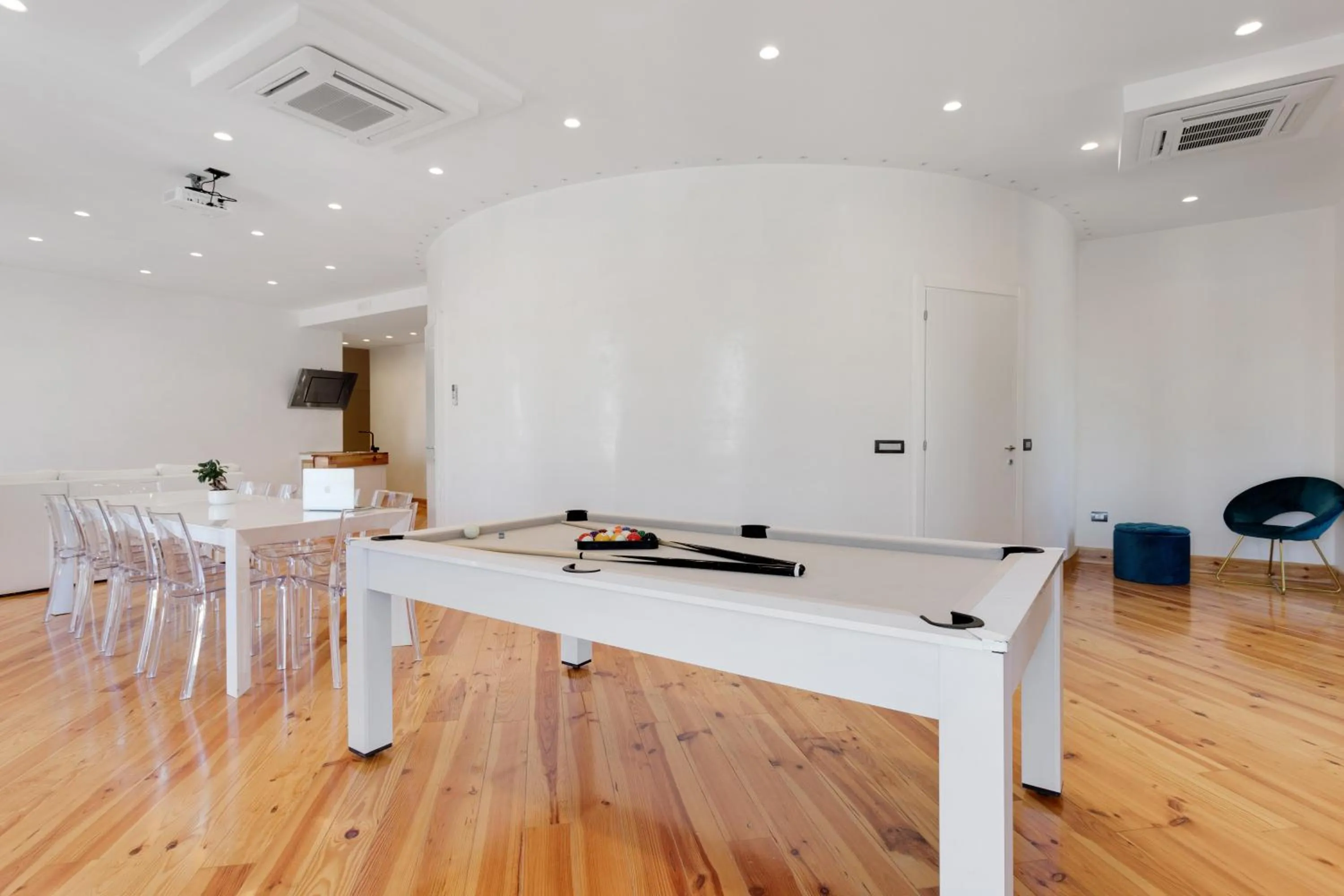 Billiard in Tiffany & Babylon Luxury Stay