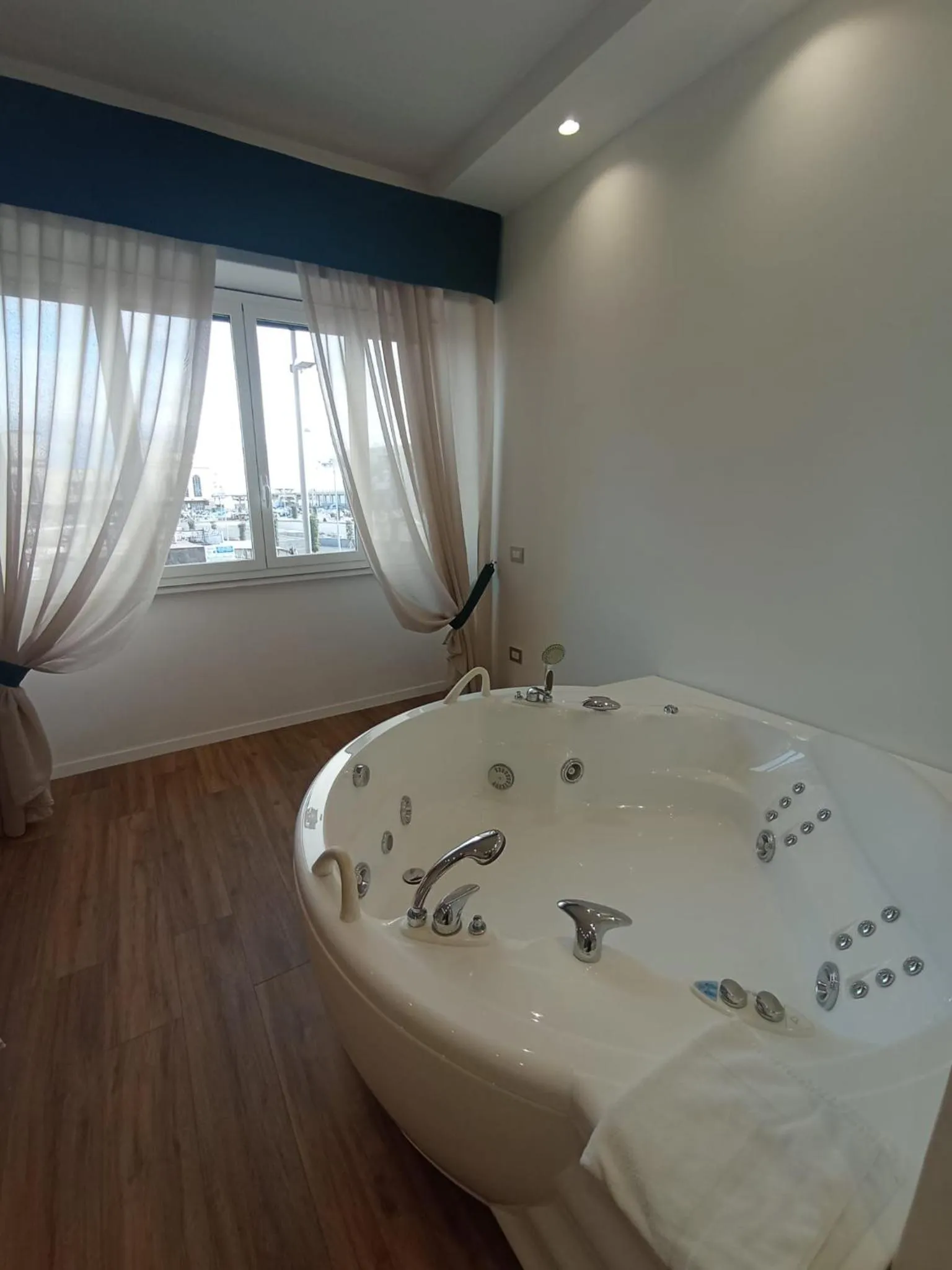 Hot Tub in Tiffany & Babylon Luxury Stay