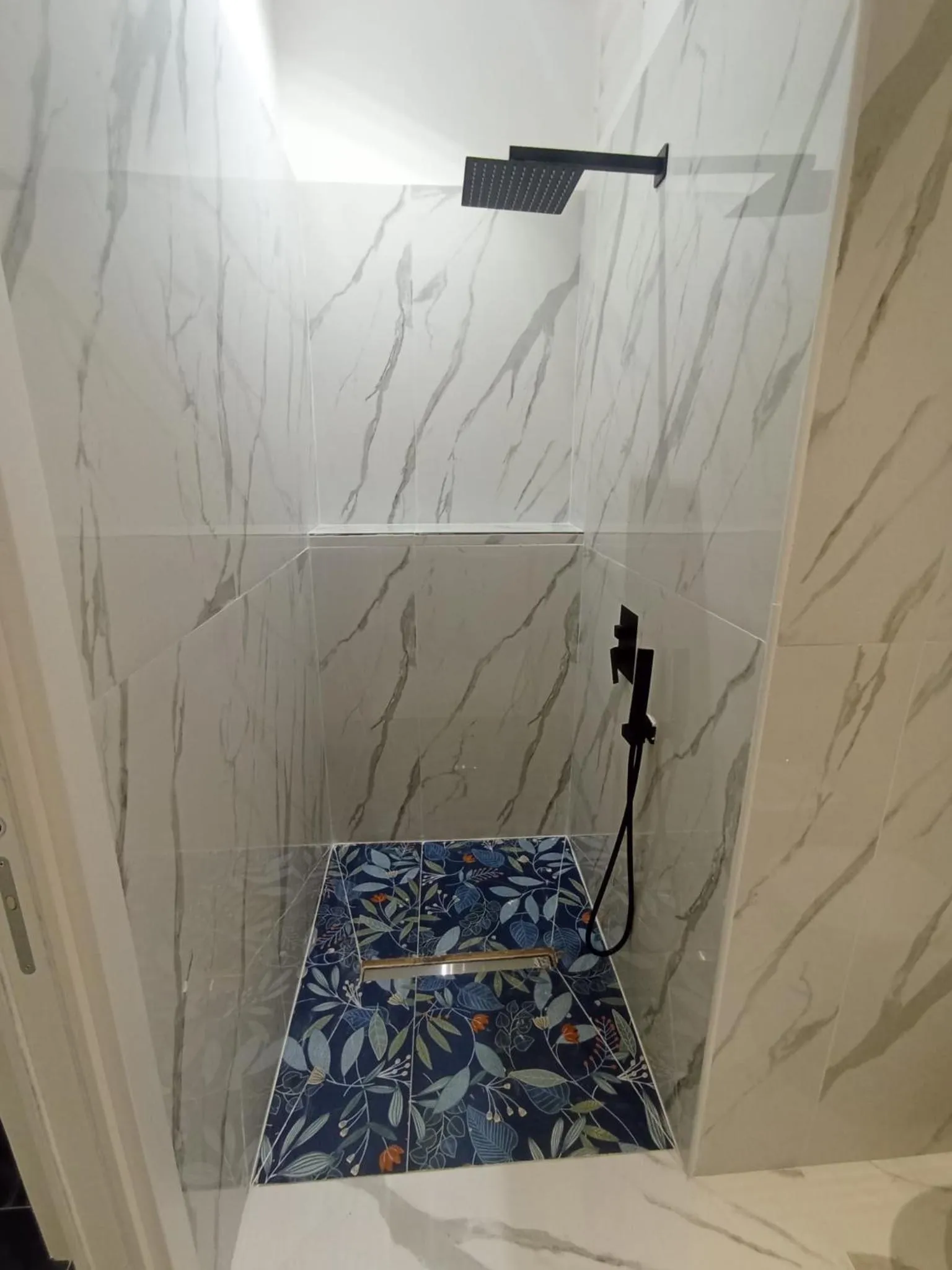 Shower in Tiffany & Babylon Luxury Stay