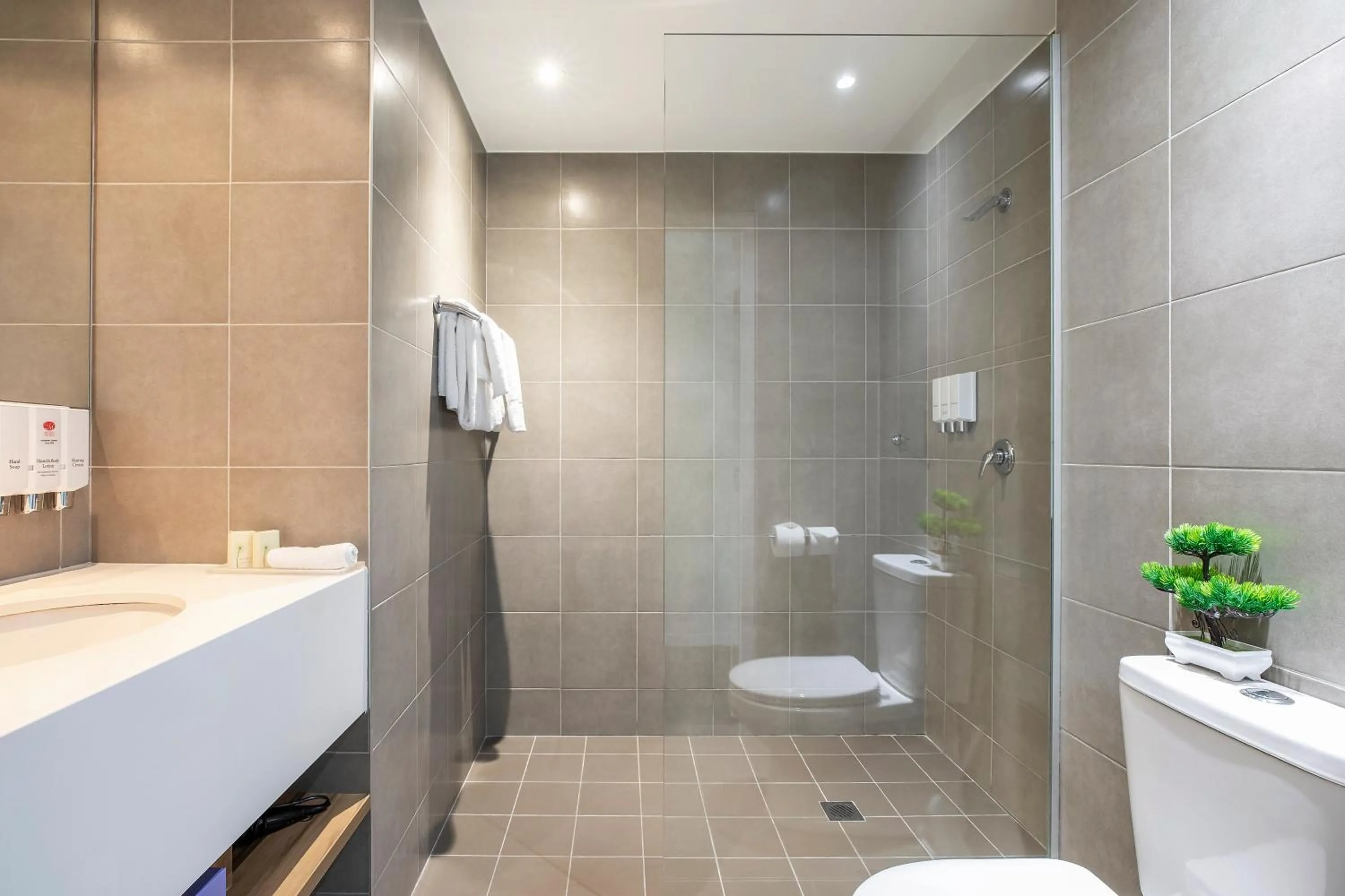 Bathroom in Metro Hotel Miranda