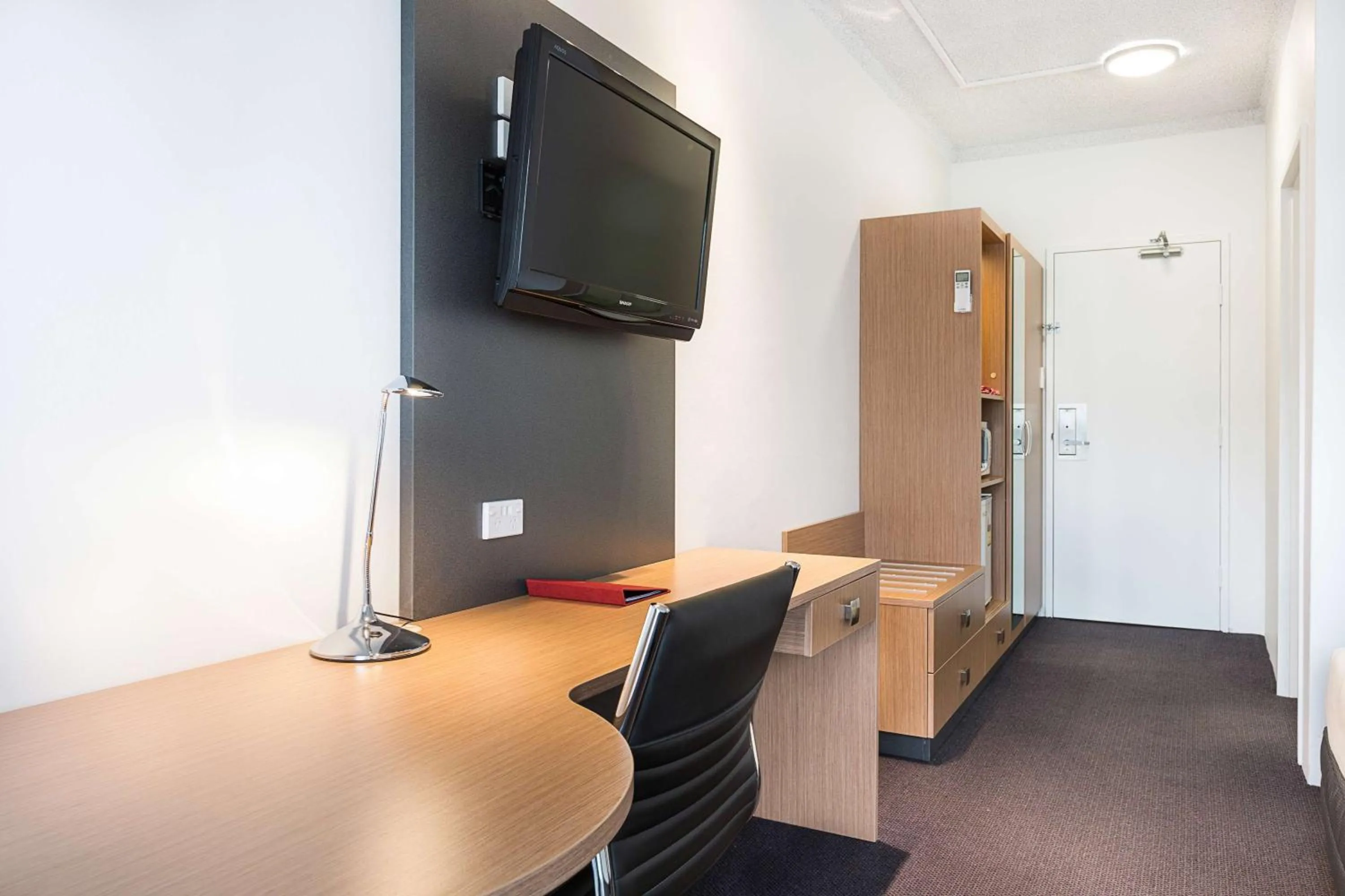 TV and multimedia in Metro Hotel Miranda