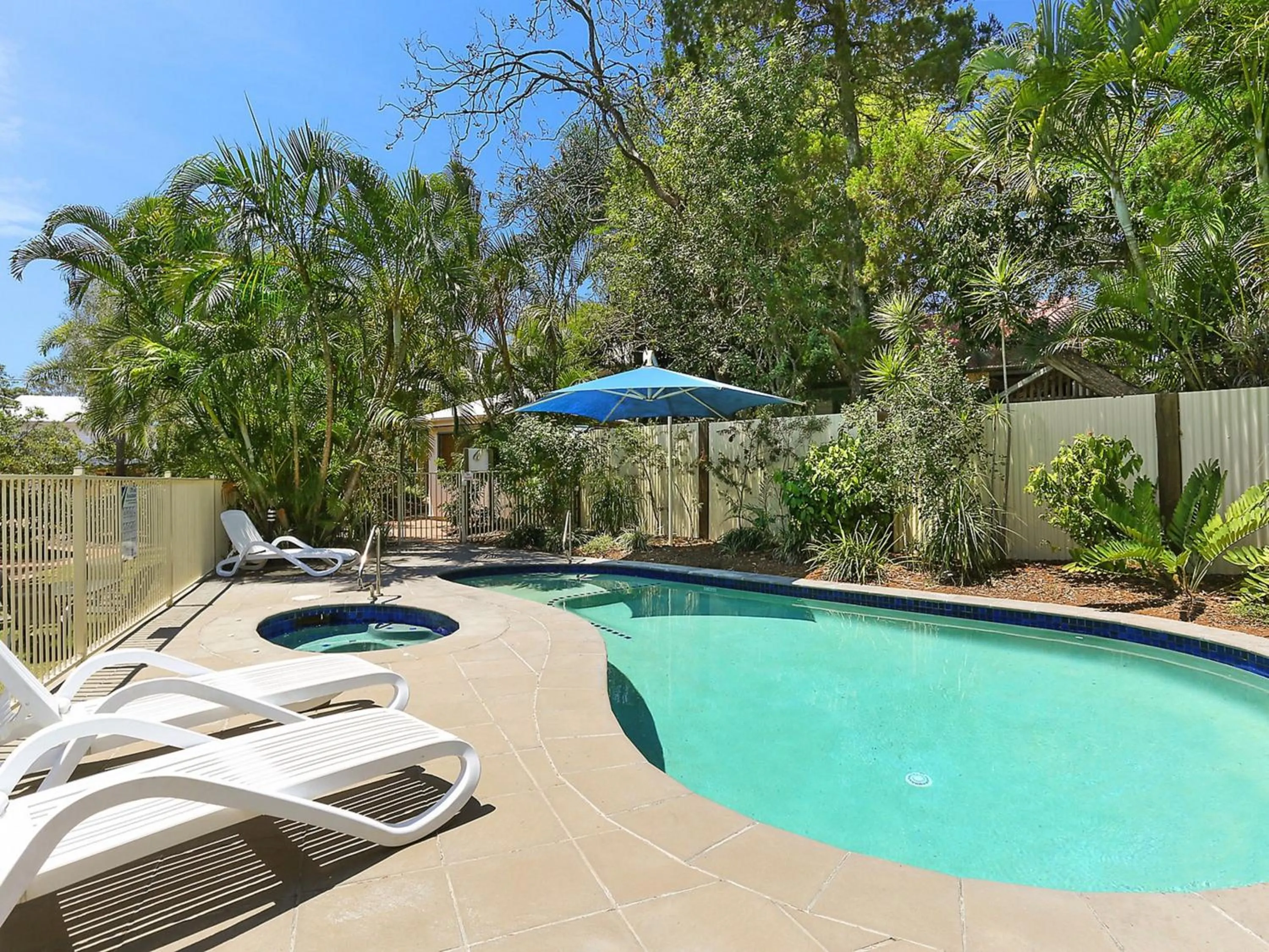 Swimming pool in Chez Noosa Holiday Apartments