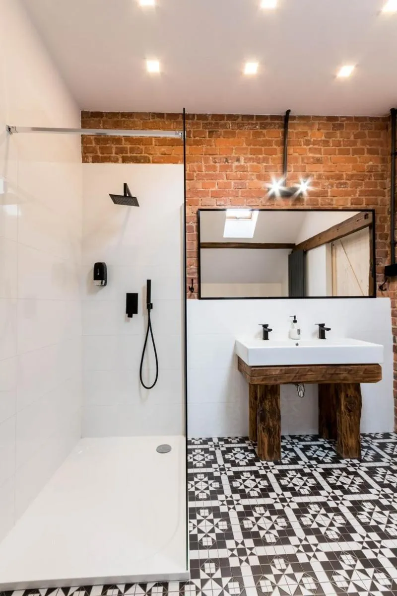 Shower in LivingRoom 4B self Check-in 24h